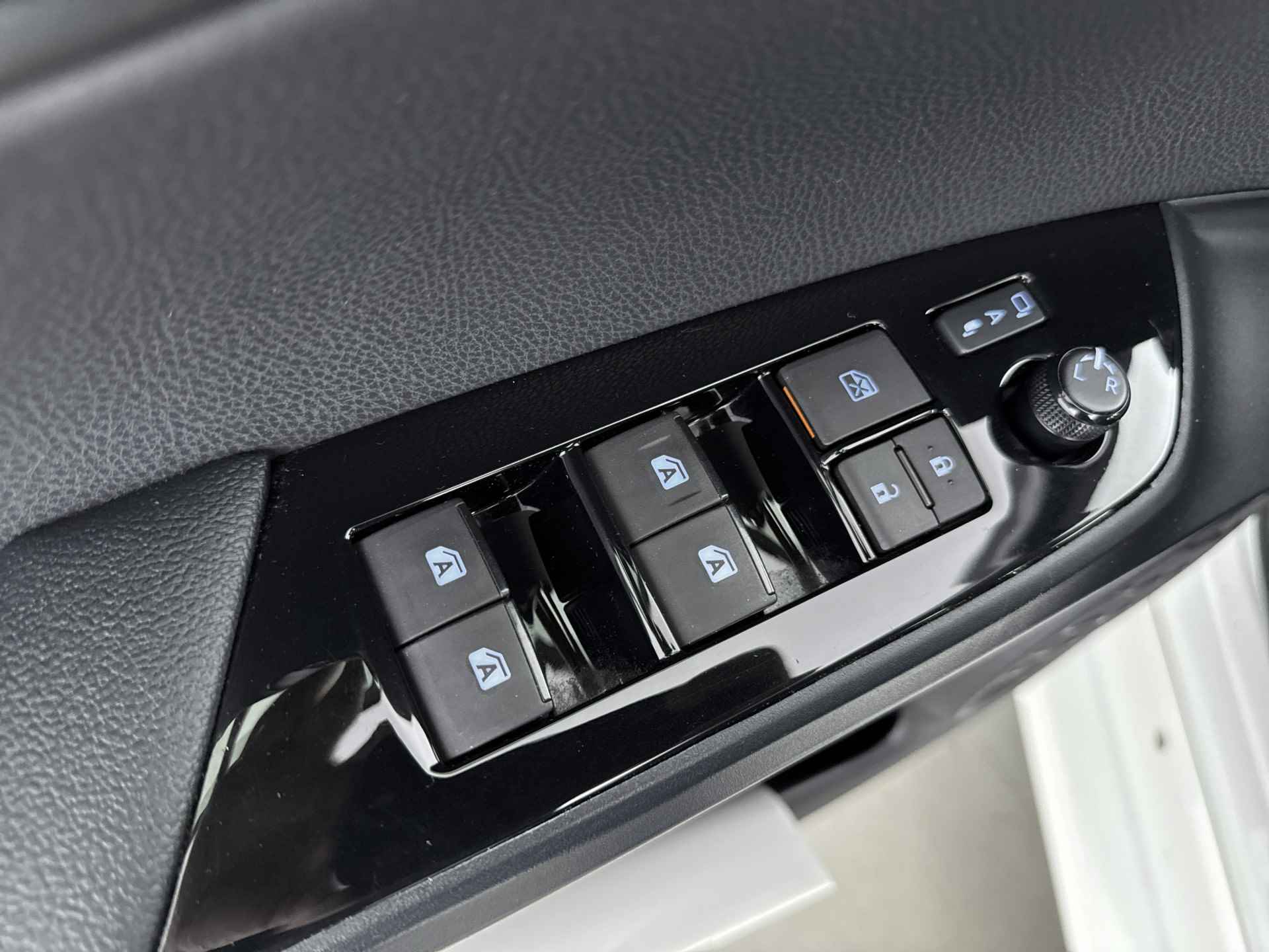 Toyota Prius 1.8 Aspiration | Adaptive cruise control | Dab | Lane keep assist | - 31/38