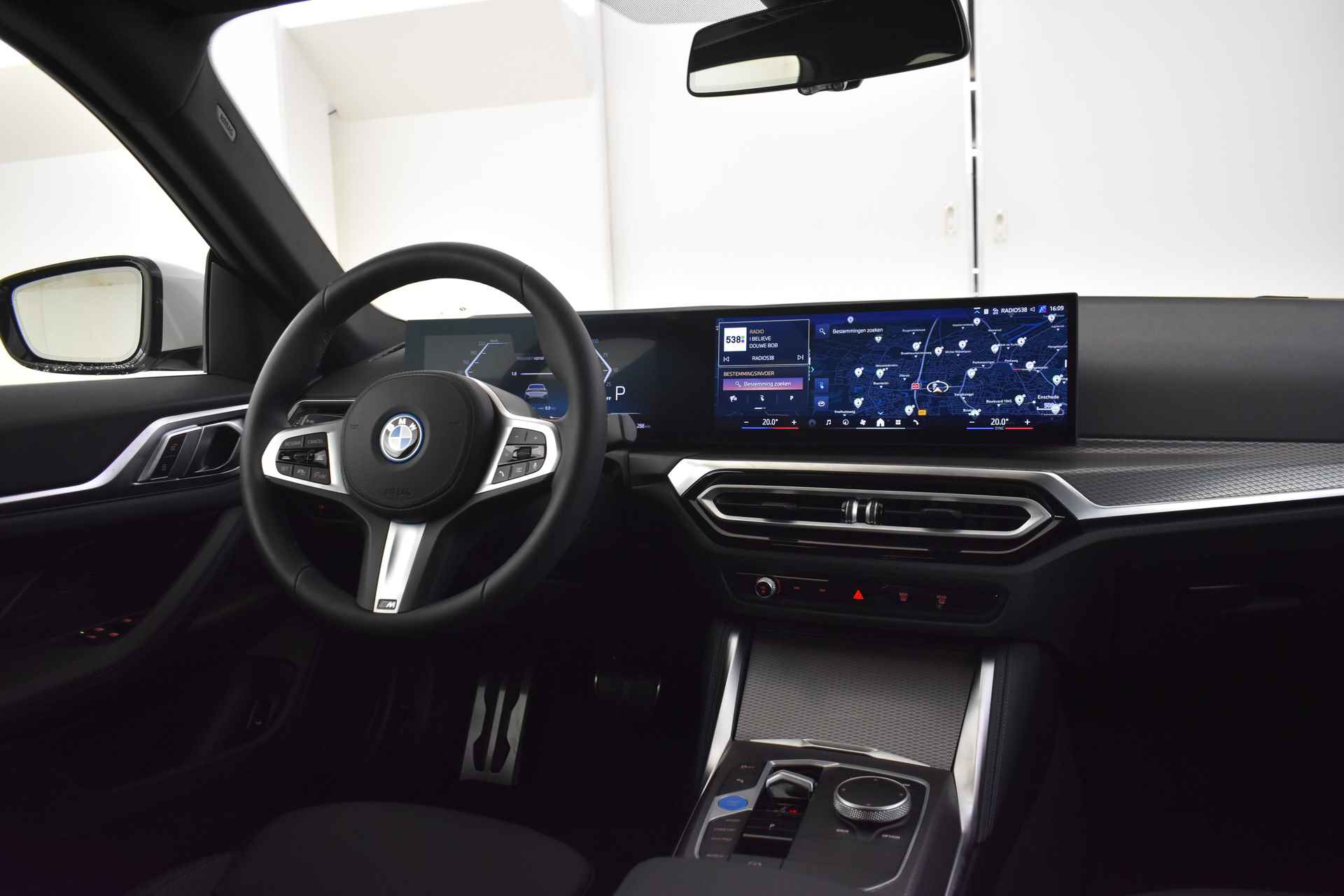 BMW i4 eDrive35 M Sport 70 kWh / Parking Assistant / Widescreen Display / Extra getint glas achter / Live Cockpit Plus / Cruise Control - 15/50