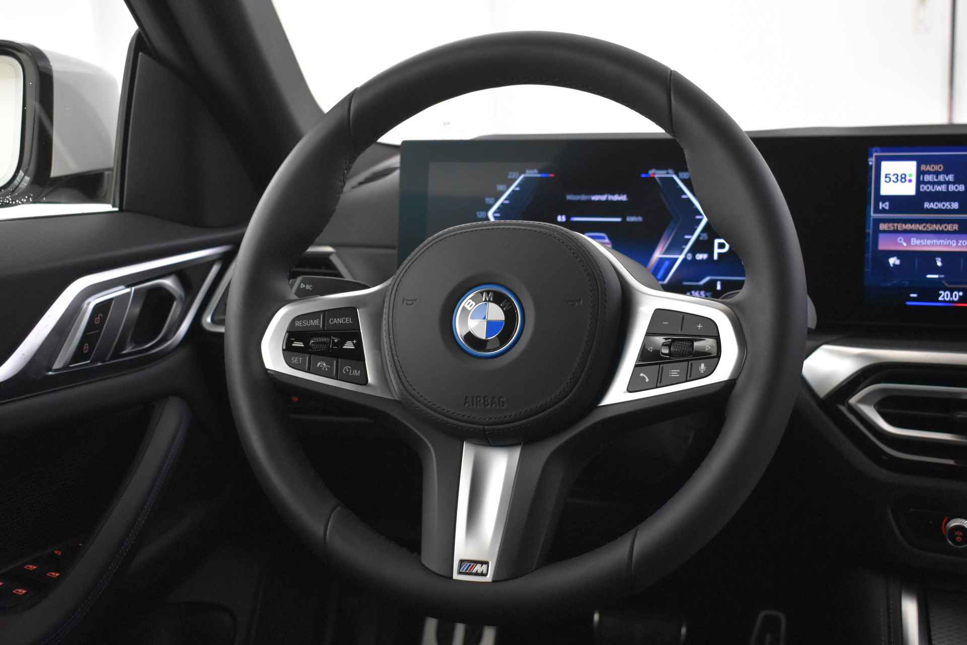 BMW i4 eDrive35 M Sport 70 kWh / Parking Assistant / Widescreen Display / Extra getint glas achter / Live Cockpit Plus / Cruise Control - 16/50