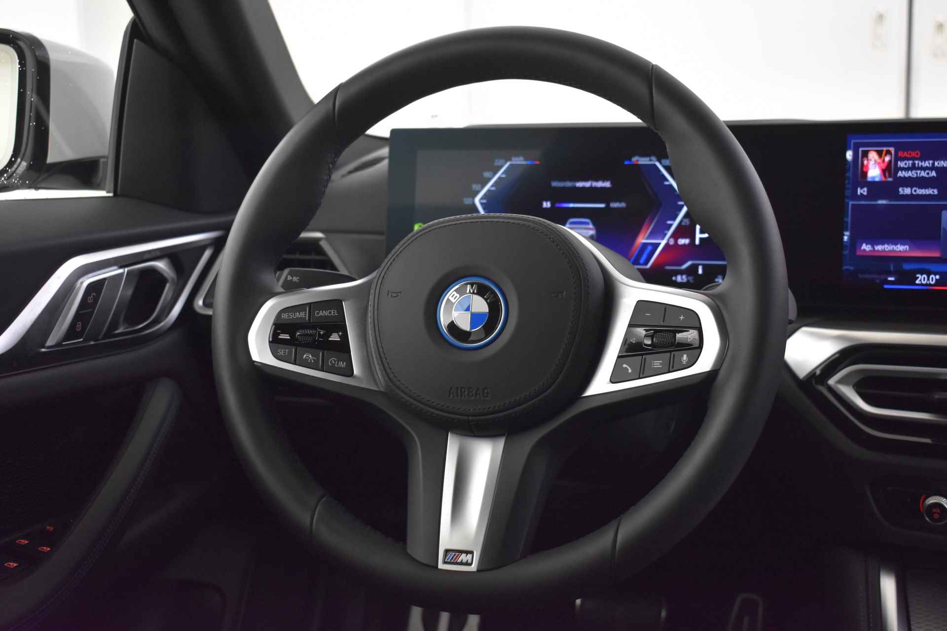 BMW i4 eDrive35 M Sport 70 kWh / Parking Assistant / Widescreen Display / Extra getint glas achter / Live Cockpit Plus / Cruise Control - 16/49