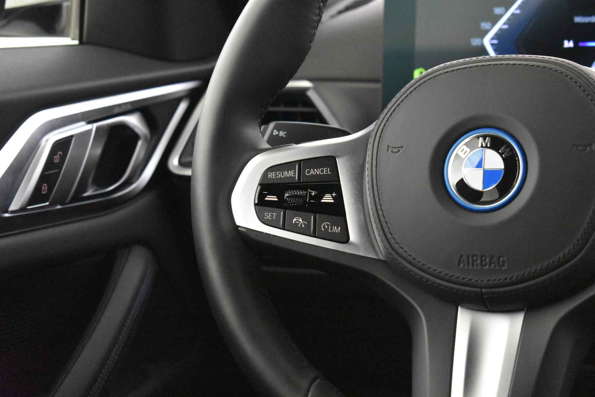 BMW i4 eDrive35 M Sport 70 kWh / Parking Assistant / Widescreen Display / Extra getint glas achter / Live Cockpit Plus / Cruise Control - 17/49