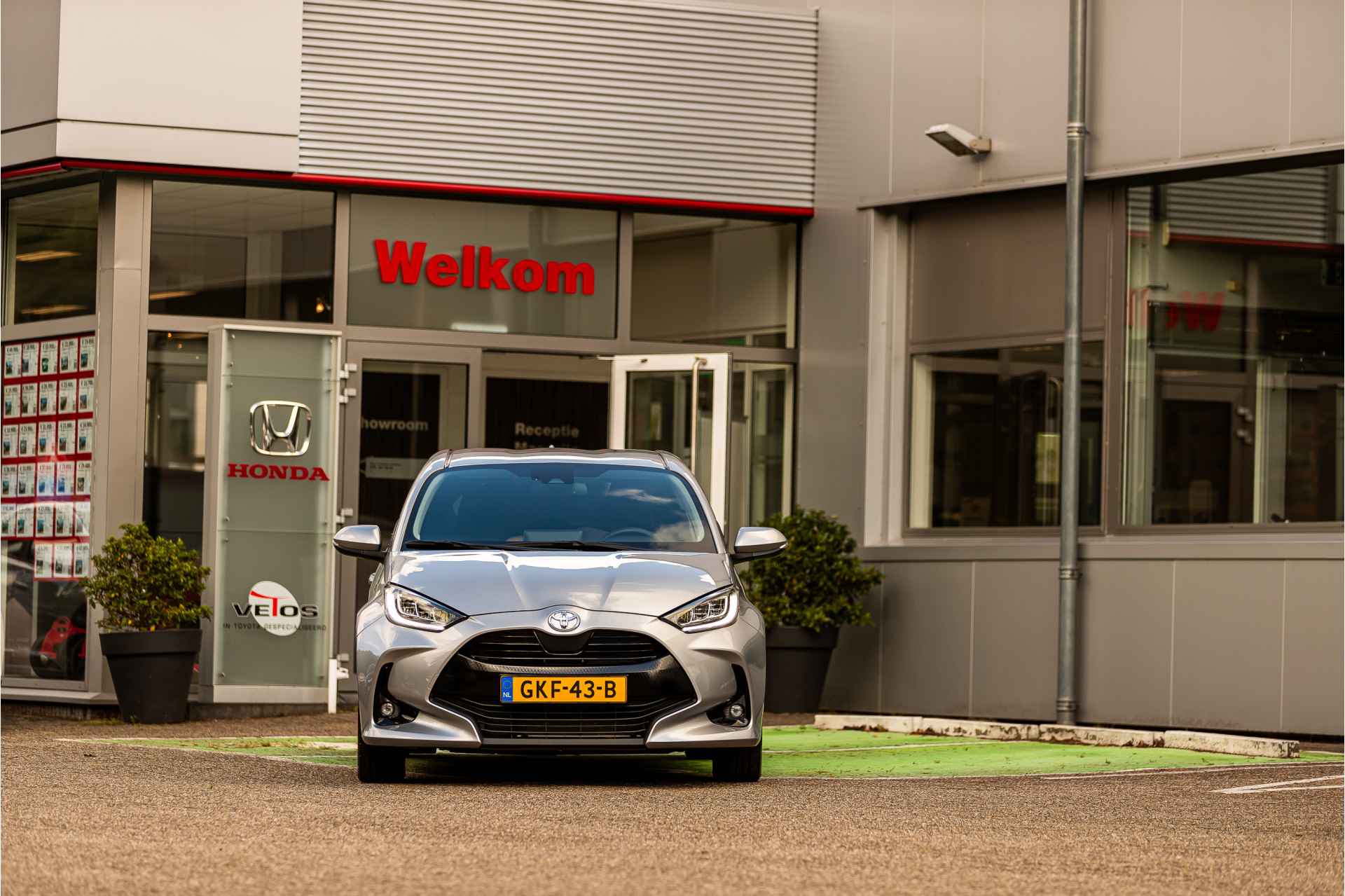 Toyota Yaris 1.5 VVT-i Dynamic Head-up display, Stoel + Stuurverwarmd, Draadloze telefoonoplader , All-in Rijklaarprijs - 3/39