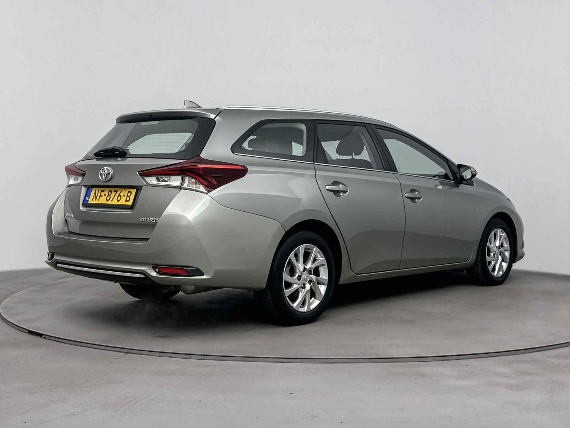 Toyota Auris Touring Sports 1.3 Aspiration | Navigatie | Climate Control | Cruise Control | LM velgen | - 3/40