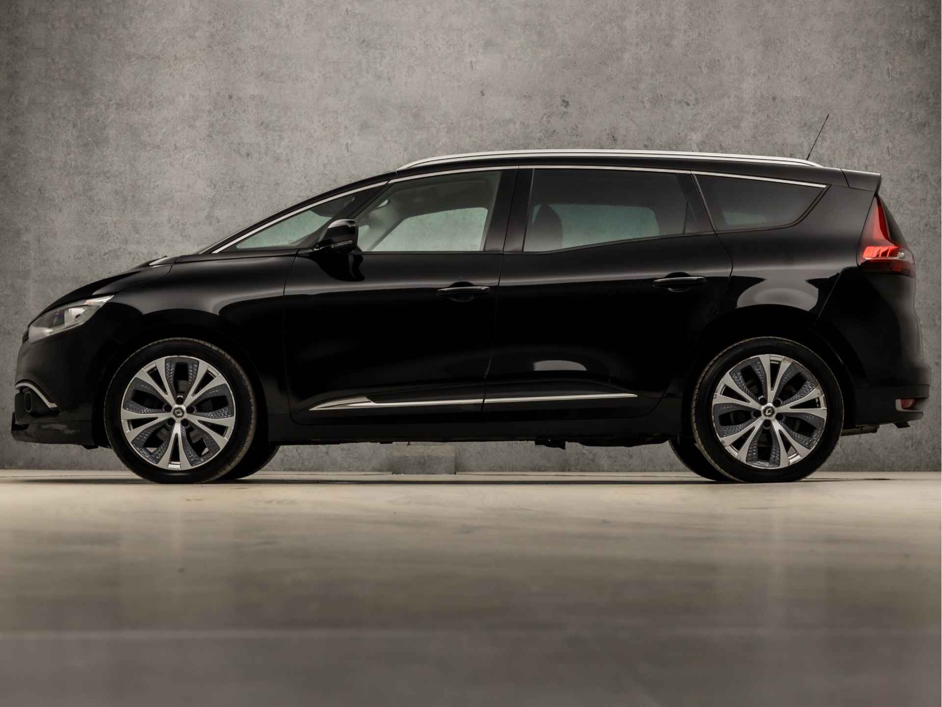 Renault Grand Scénic 1.3 TCe Intens 7 Persoons (APPLE CARPLAY, NAVIGATIE, CLIMATE, GETINT GLAS, LEDER, SPORTSTOELEN, CRUISE, KEYLESS, LANE ASSIST, NIEUWSTAAT) - 2/33