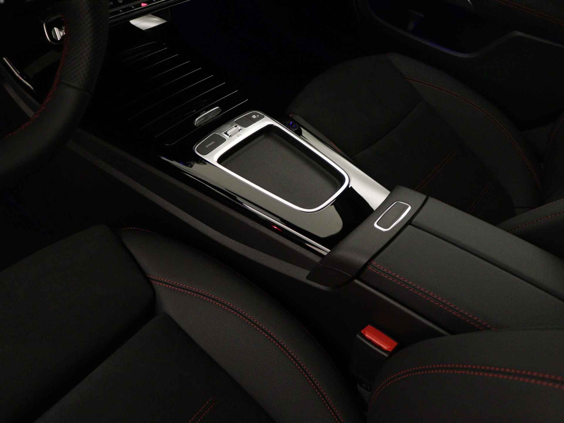 Mercedes-Benz CLA-Klasse 180 AMG Line | Smartphone-integratie | Panoramaschuifdak | Nightpakket | Premium Pack | KEYLESS GO-comfortpakket | Burmester Surround Sound systeem | - 12/40