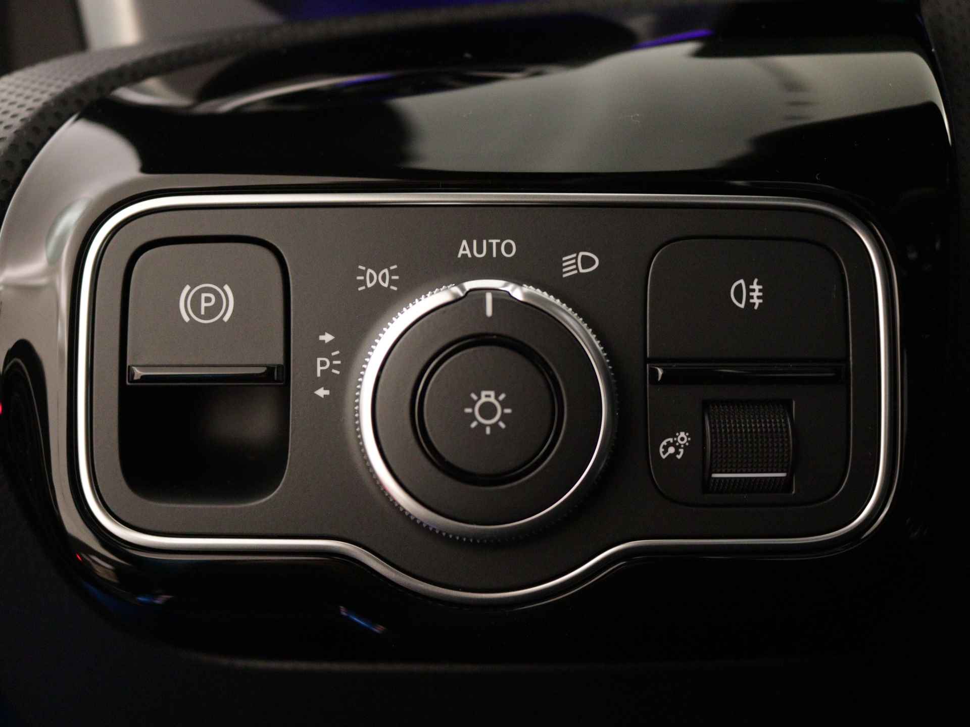 Mercedes-Benz CLA-Klasse 180 AMG Line | Smartphone-integratie | Panoramaschuifdak | Nightpakket | Premium Pack | KEYLESS GO-comfortpakket | Burmester Surround Sound systeem | - 30/40