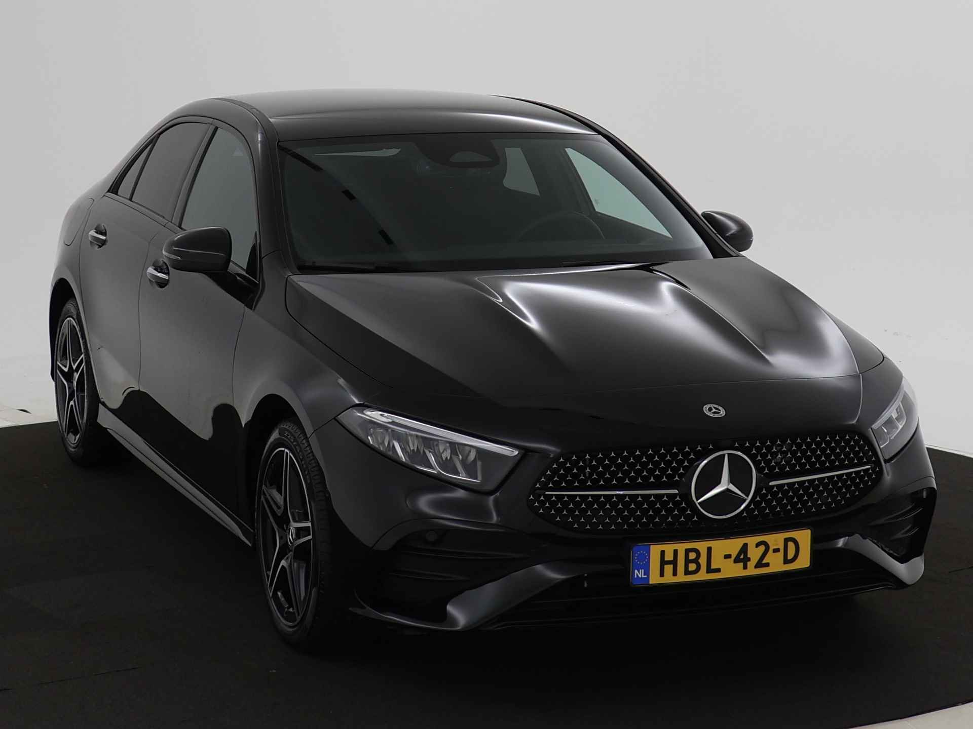 Mercedes-Benz A-Klasse 250 e Sedan AMG Face Lift Plug-In Hybride | AMG styling | Night Pakket | Sfeerverlichting | Achteruitrijcamera | Inclusief 24 maanden MB Certified garantie voor Europa. - 27/43