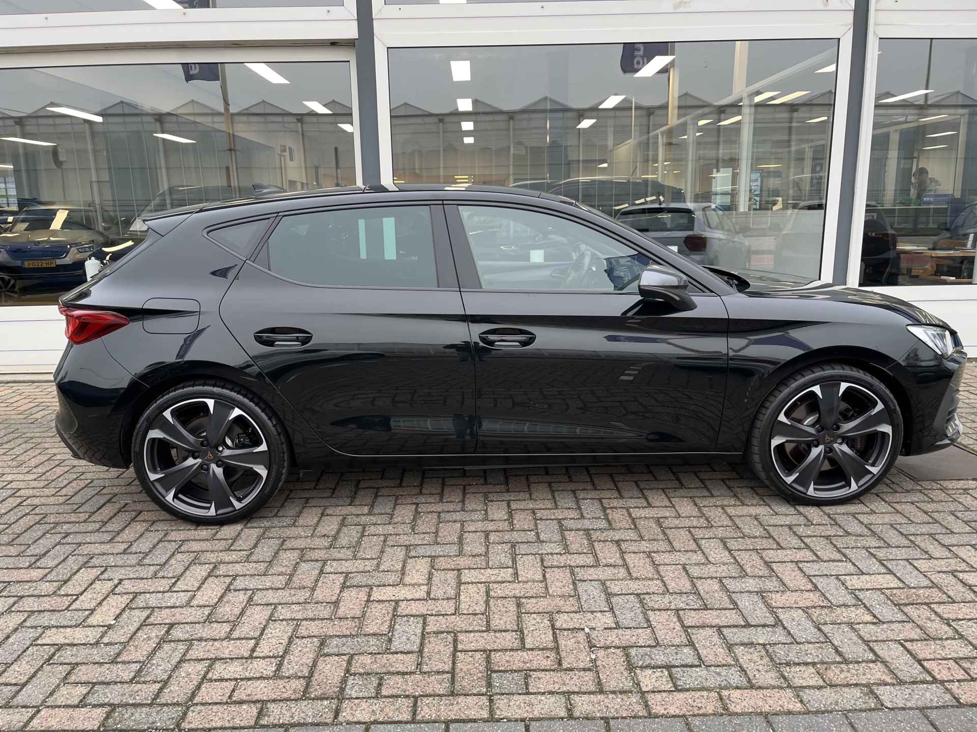 CUPRA Leon 1.4 e-Hybrid VZ Performance / AUTOMAAT/ 245 PK/ PANO/ PARK. SENSOREN/ MATRIX/ KEYLESS/ STUUR-STOELVERWARM./ CRUISE/ APP-CONNECT/ NAVI/ CLIMA/ DAB/ 19" LMV - 37/41