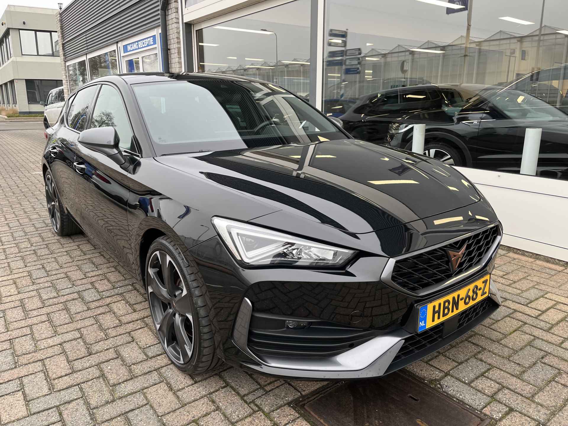 CUPRA Leon 1.4 e-Hybrid VZ Performance / AUTOMAAT/ 245 PK/ PANO/ PARK. SENSOREN/ MATRIX/ KEYLESS/ STUUR-STOELVERWARM./ CRUISE/ APP-CONNECT/ NAVI/ CLIMA/ DAB/ 19" LMV - 38/41