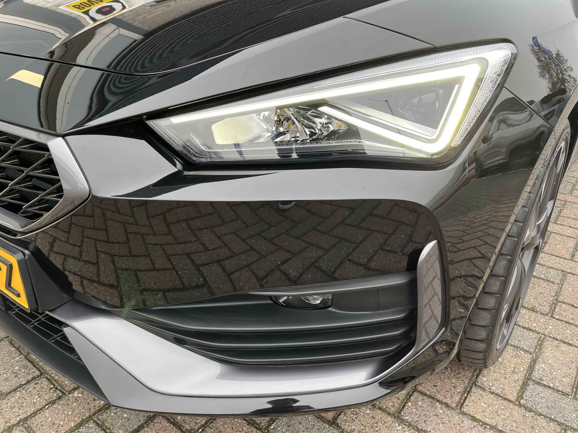 CUPRA Leon 1.4 e-Hybrid VZ Performance / AUTOMAAT/ 245 PK/ PANO/ PARK. SENSOREN/ MATRIX/ KEYLESS/ STUUR-STOELVERWARM./ CRUISE/ APP-CONNECT/ NAVI/ CLIMA/ DAB/ 19" LMV - 39/41