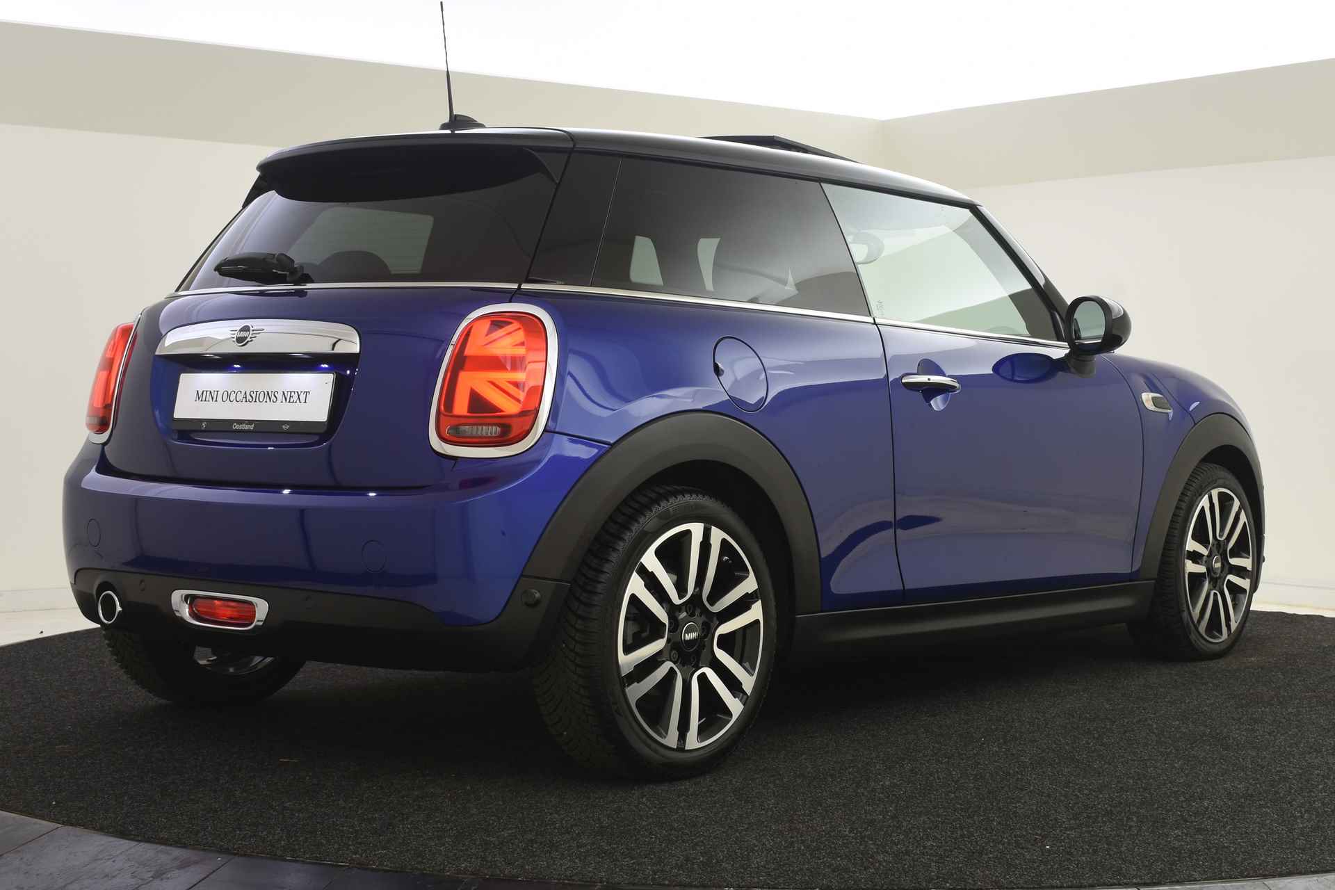 MINI Hatchback Cooper Chili Automaat / Panoramadak / Comfortstoelen / Stoelverwarming / Park Assistant / Comfort Access / Harman Kardon / LED / Head-Up - 3/38