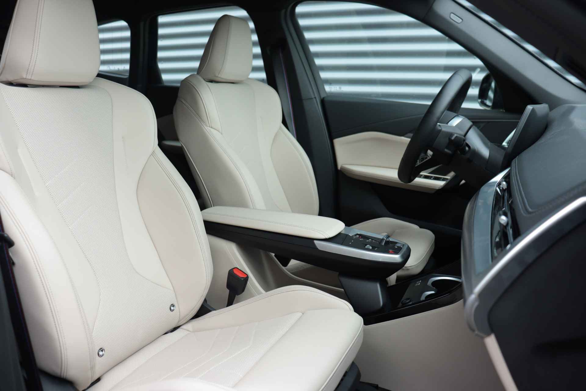 BMW iX1 xDrive30 | M Sportpakket Pro / Premium Pack / Verwarmbare Voorstoelen / Sporstoelen / Comfort Acces / Adaptieve LED / 19'' LMV - 8/33