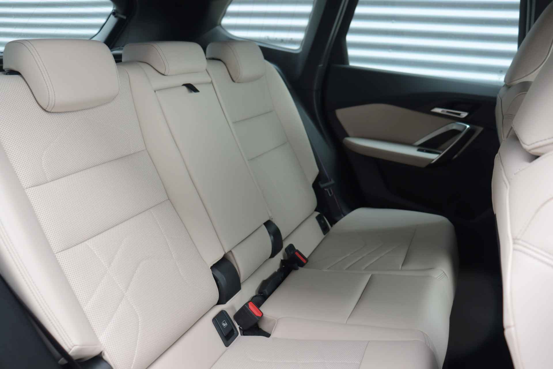 BMW iX1 xDrive30 | M Sportpakket Pro / Premium Pack / Verwarmbare Voorstoelen / Sporstoelen / Comfort Acces / Adaptieve LED / 19'' LMV - 10/33