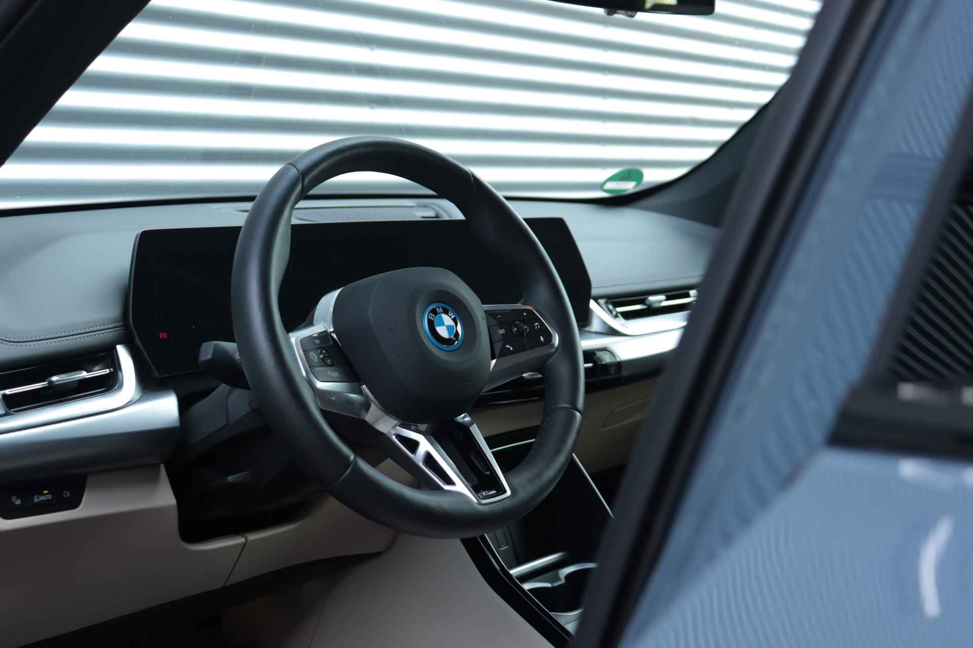BMW iX1 xDrive30 | M Sportpakket Pro / Premium Pack / Verwarmbare Voorstoelen / Sporstoelen / Comfort Acces / Adaptieve LED / 19'' LMV - 14/33
