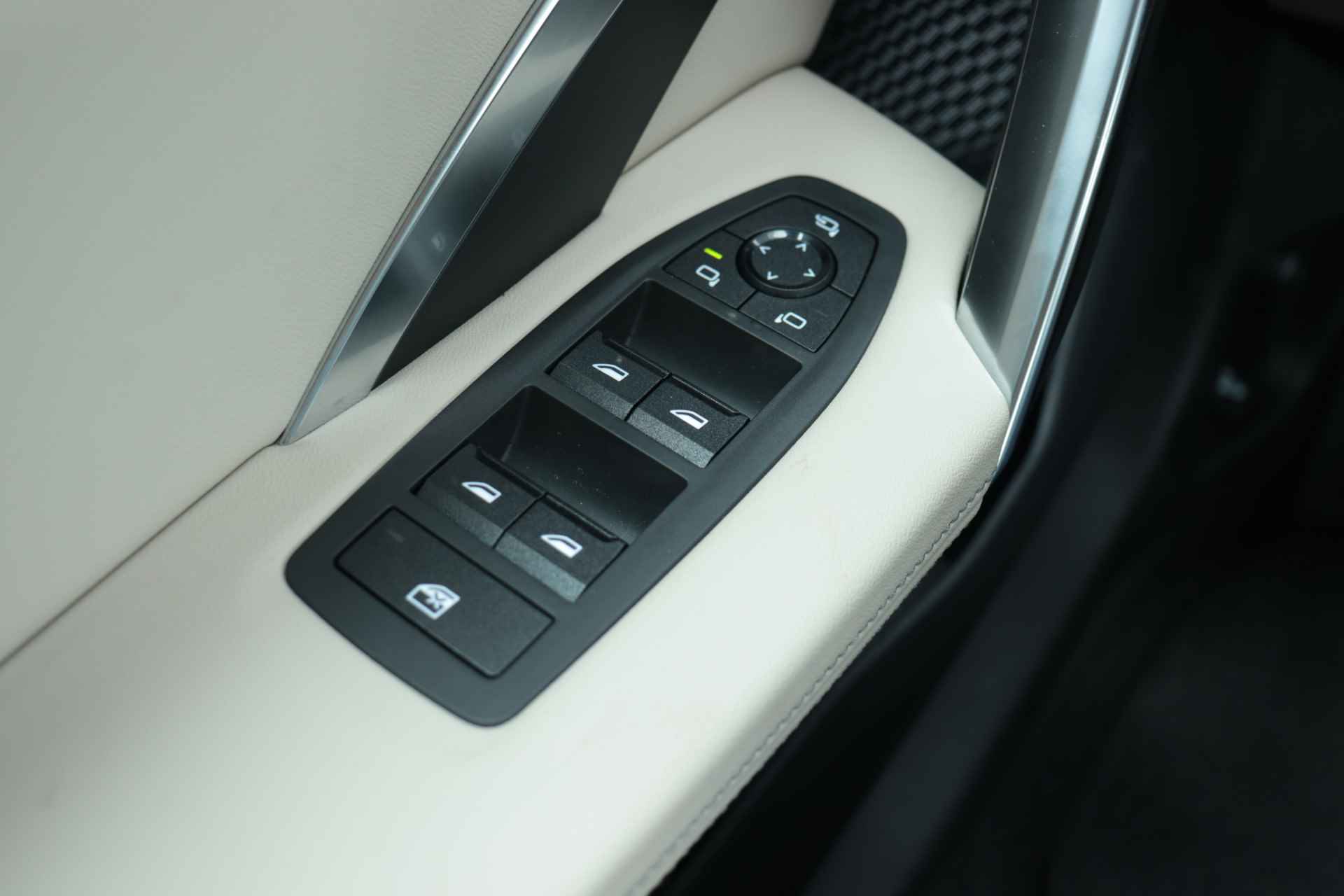 BMW iX1 xDrive30 | M Sportpakket Pro / Premium Pack / Verwarmbare Voorstoelen / Sporstoelen / Comfort Acces / Adaptieve LED / 19'' LMV - 28/33