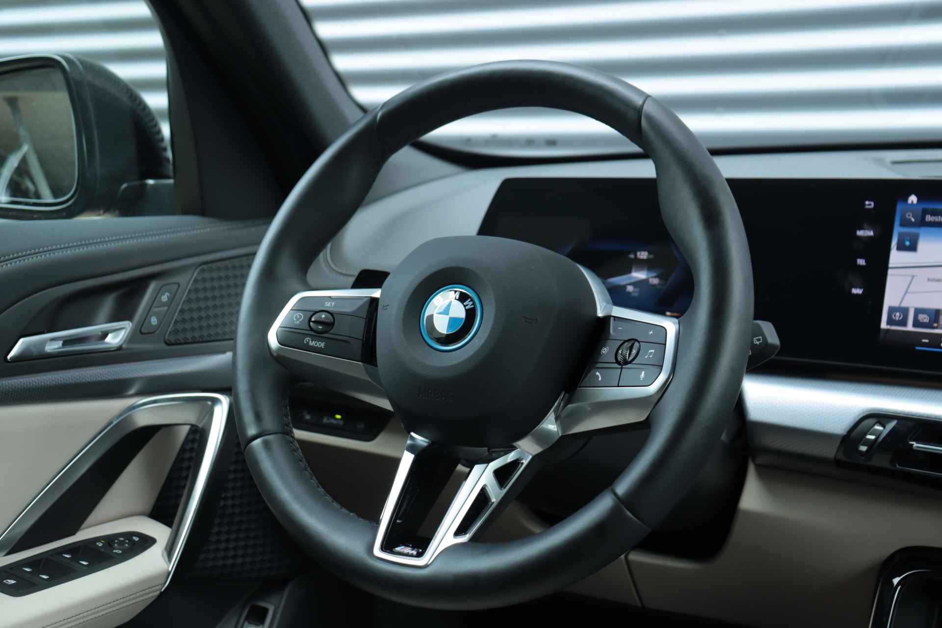 BMW iX1 xDrive30 | M Sportpakket Pro / Premium Pack / Verwarmbare Voorstoelen / Sporstoelen / Comfort Acces / Adaptieve LED / 19'' LMV - 29/33