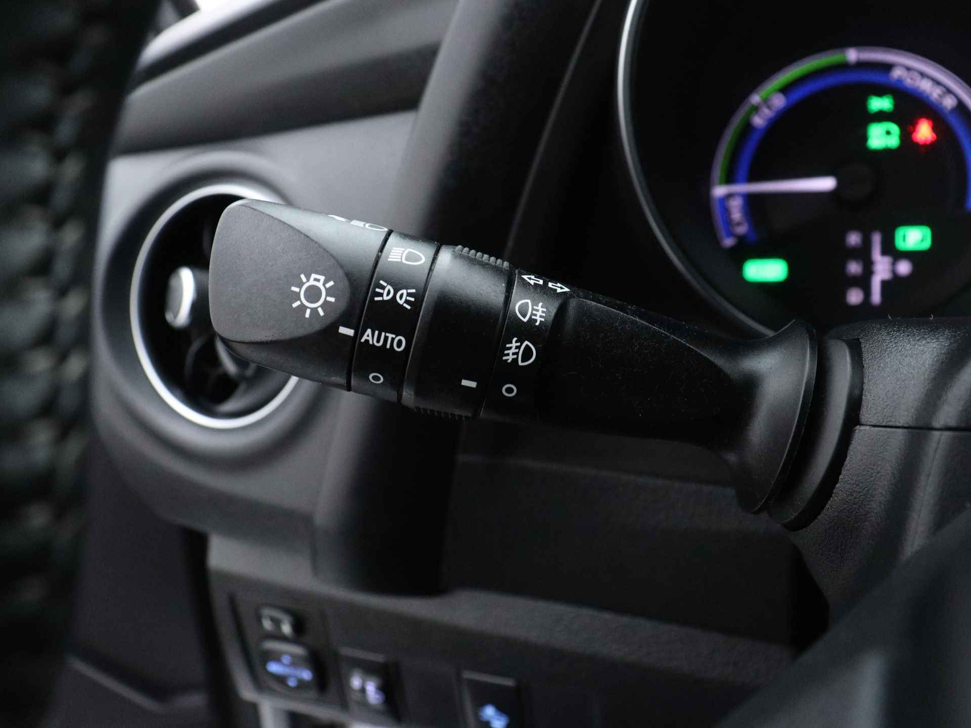 Toyota Auris Touring Sports 1.8 Hybrid Energy Limited | Navigatie | Lichtmetalen Velgen | Stoelverwarming | - 24/42