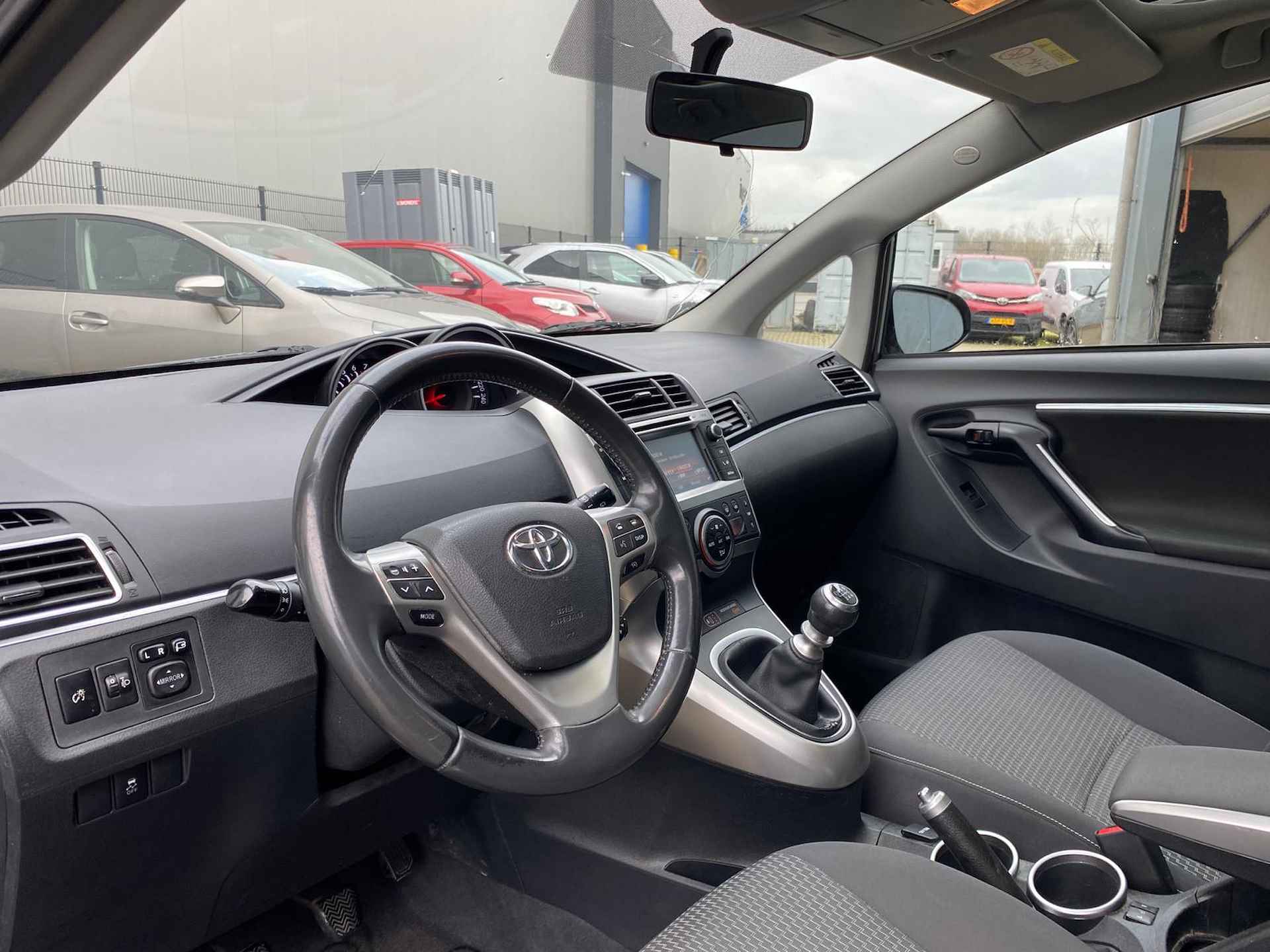 Toyota Verso 1.8 VVT-i Business Top 5 editie | Panoramadak | Trekhaak | LM Velgen | Climate Control | - 6/17