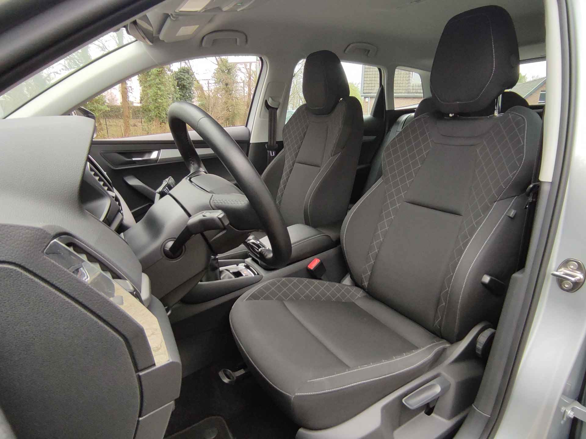 Škoda Karoq 1.0 TSI Business Edition Climatronic -Navigatie - All seasonbanden - Keyless start - NL auto - 24/32