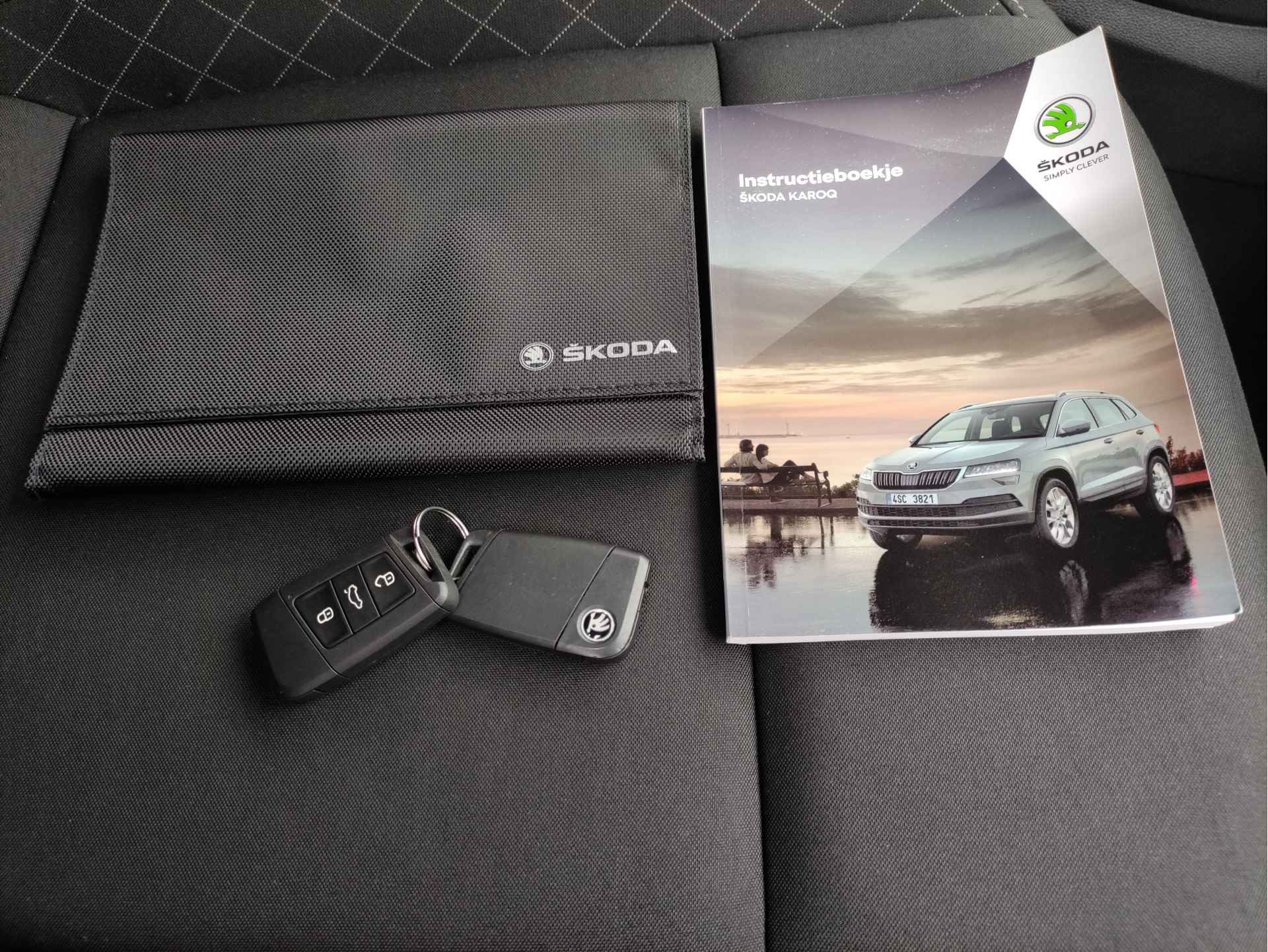 Škoda Karoq 1.0 TSI Business Edition Climatronic -Navigatie - All seasonbanden - Keyless start - NL auto - 29/32