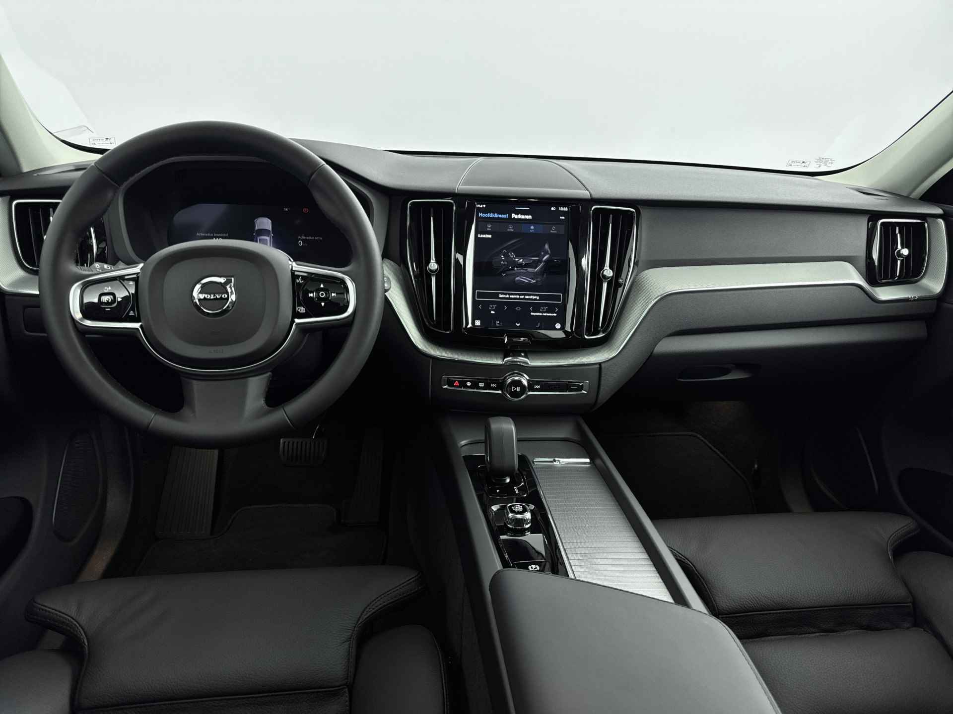 Volvo XC60 Recharge T6 Plus Dark | Trekhaak | PDC + Camera | Panorama dak | Stoel + Stuur verw. | 21" LM - 11/33