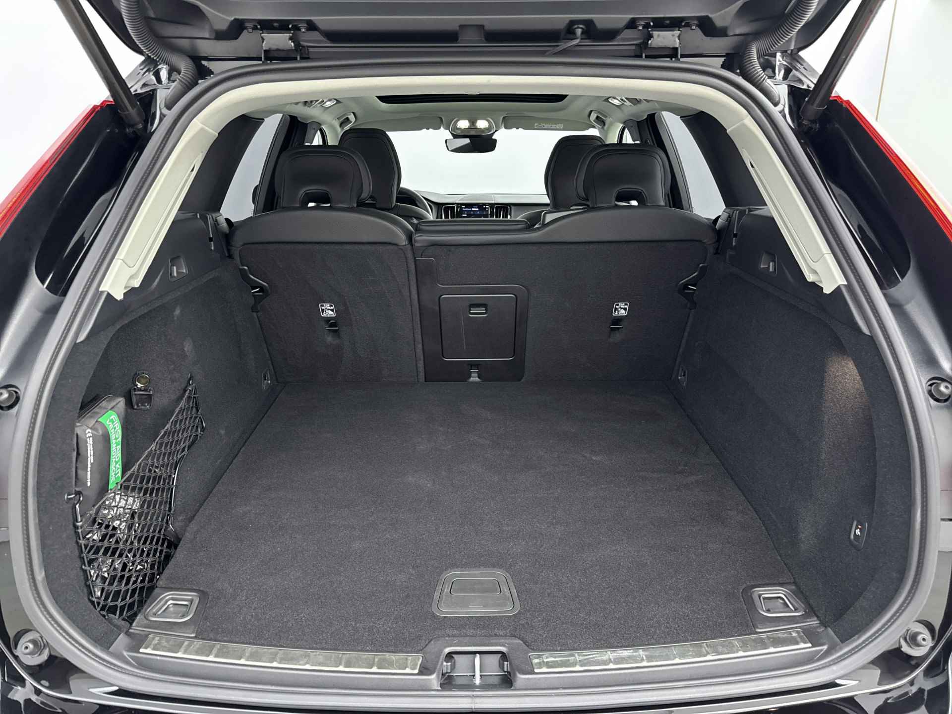 Volvo XC60 Recharge T6 Plus Dark | Trekhaak | PDC + Camera | Panorama dak | Stoel + Stuur verw. | 21" LM - 28/33