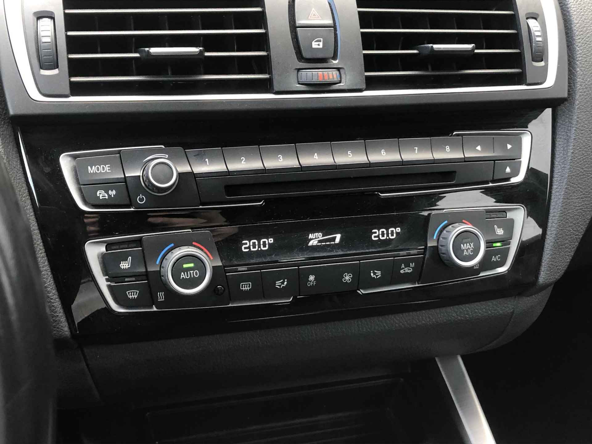 BMW 1 Serie 118i High Executive M-sport Automaat 136PK l Navigatie Professional l Leder l Hifi audio l 18" LM velgen l Stoelverwarming - 22/24