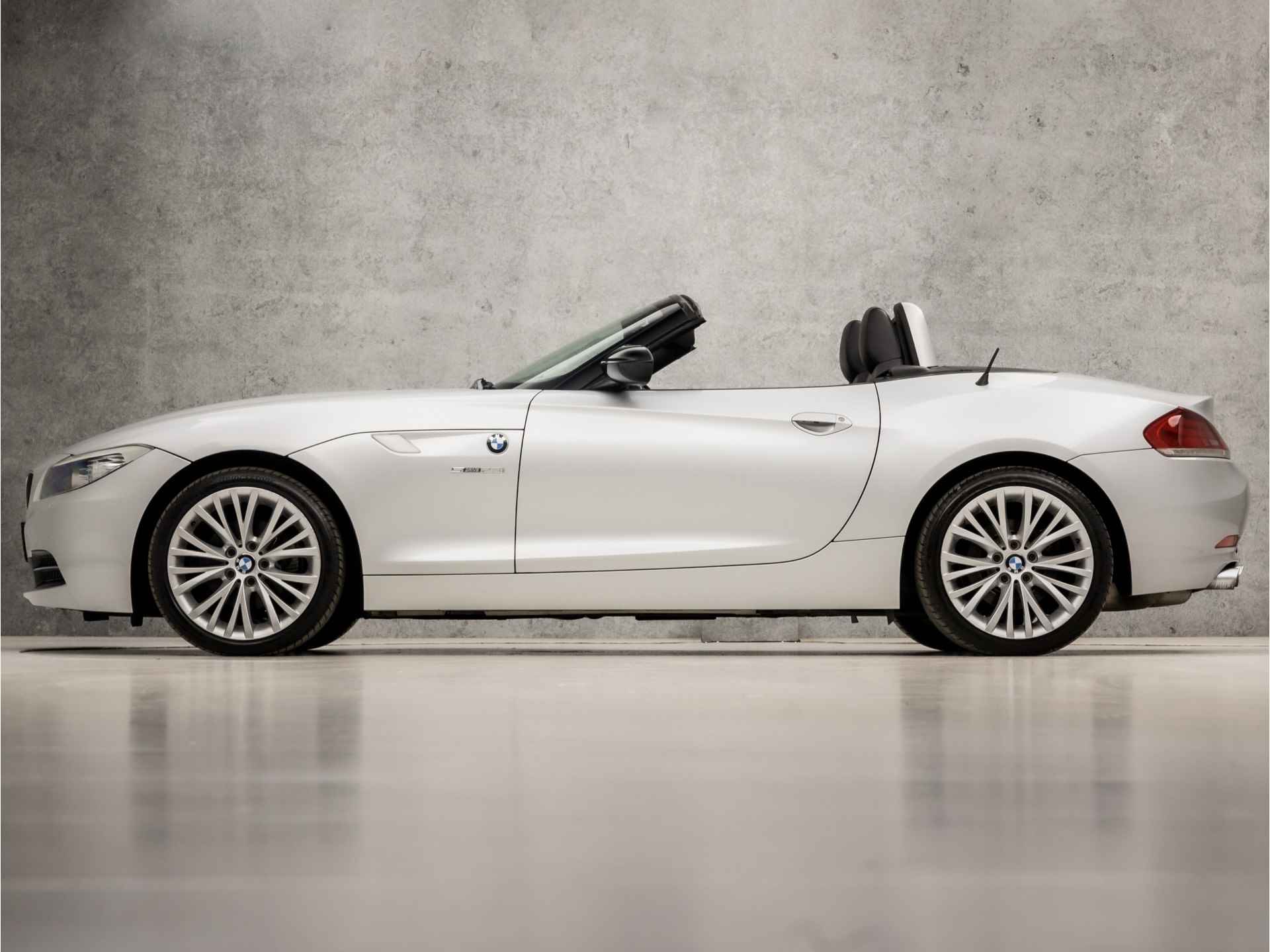 BMW Z4 Roadster sDrive23i 204Pk (6 CILINDER, LEDEREN SPORTSTOELEN, STOELVERWARMING, SPORTUITLAAT, XENON, CRUISE, NIEUWSTAAT) - 2/32