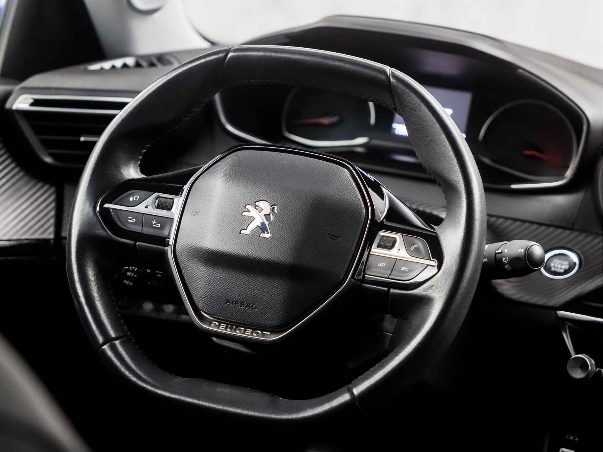 Peugeot 2008 1.2 PureTech Sport (APPLE CARPLAY, NAVIGATIE, 360 CAMERA, LEDER, CRUISE, CLIMATE, LED KOPLAMPEN, ARMSTEUN, SPORTSTOELEN, LM VELGEN, PARKEERSENSOREN, NIEUWE APK, NIEUWSTAAT) - 20/37