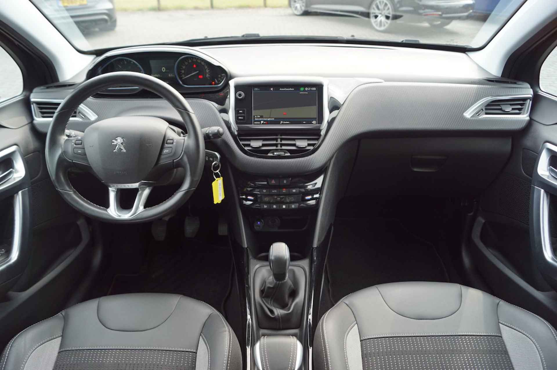 PEUGEOT 2008 1.2 PureTech Allure 110pk / Navi / PDC / DAB - 4/37