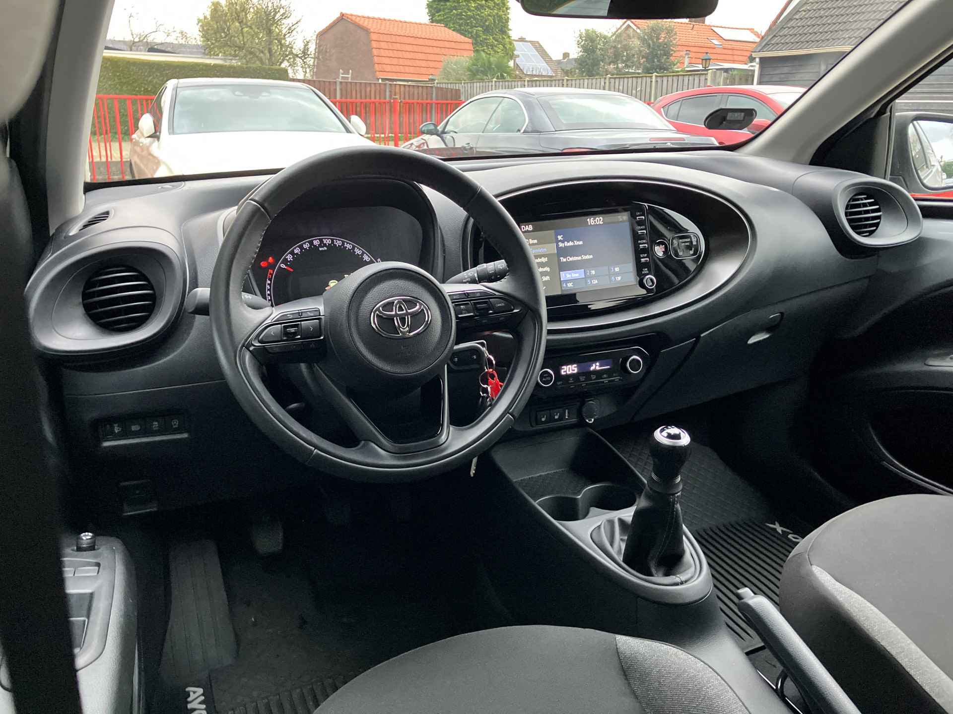 Toyota Aygo X 1.0 VVT-i MT First | apple carplay | camera | rij assistentie | adaptieve cruise | fab. garantie | 15.000 KM - 14/37