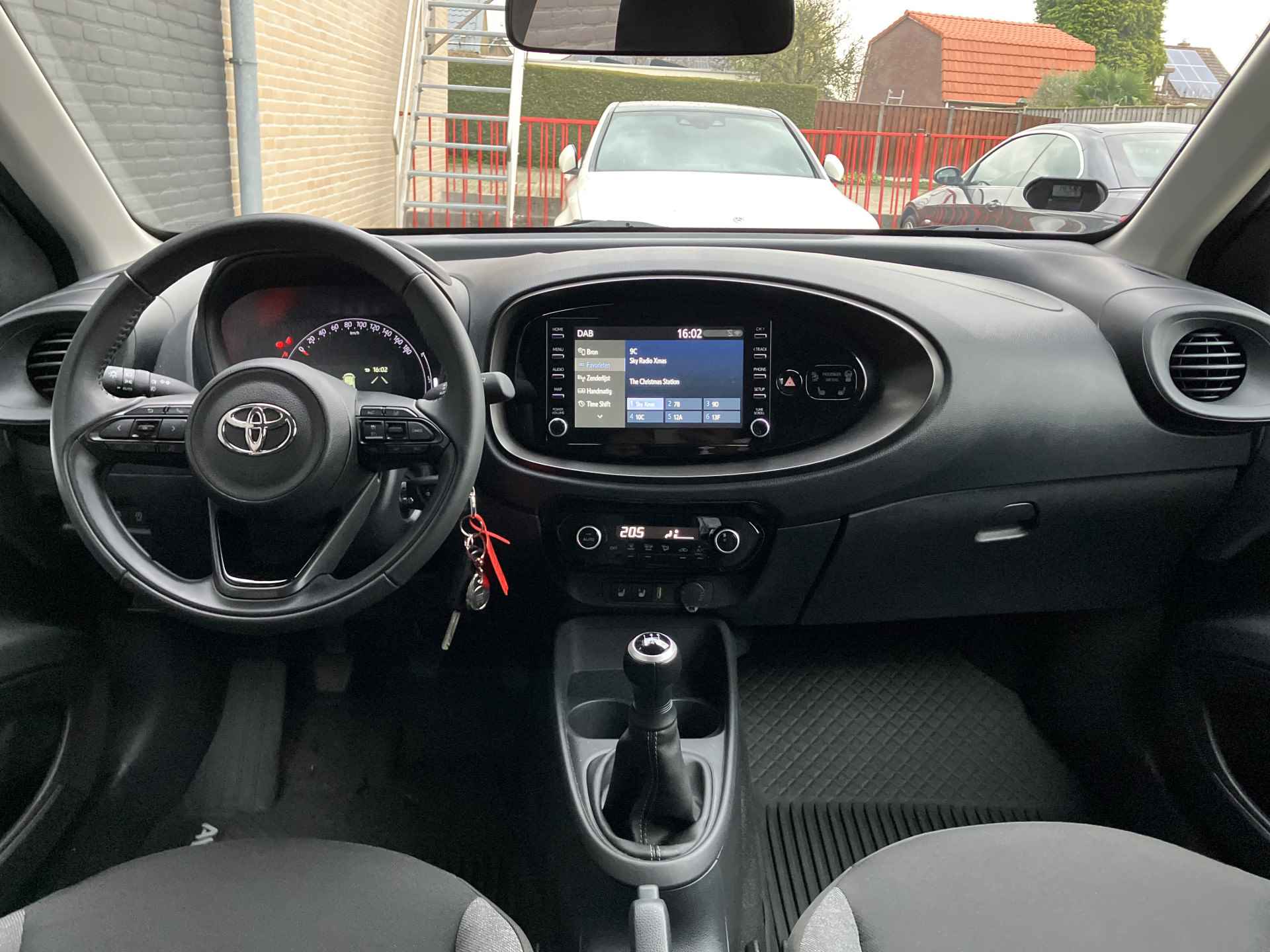 Toyota Aygo X 1.0 VVT-i MT First | apple carplay | camera | rij assistentie | adaptieve cruise | fab. garantie | 15.000 KM - 15/37