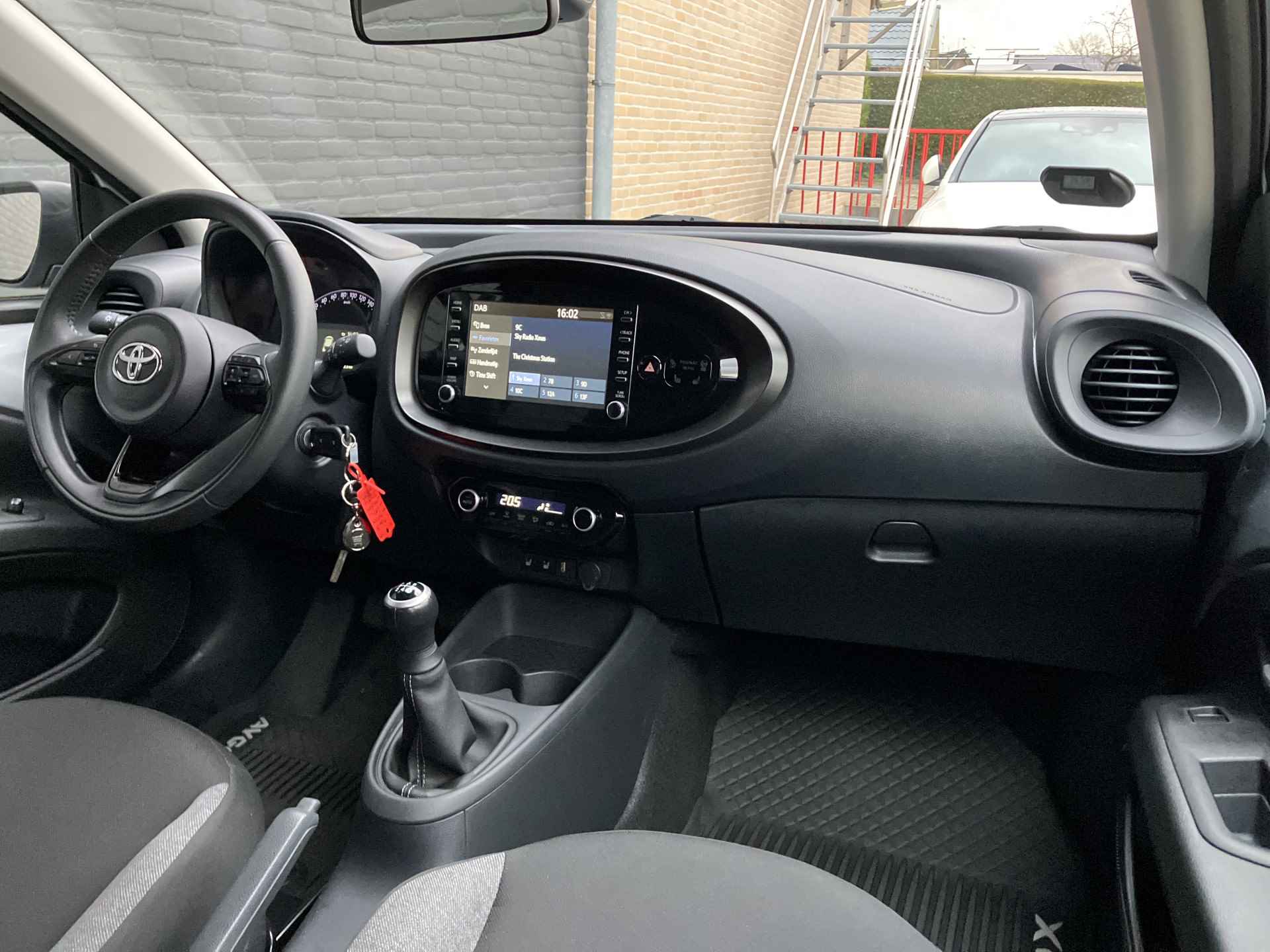 Toyota Aygo X 1.0 VVT-i MT First | apple carplay | camera | rij assistentie | adaptieve cruise | fab. garantie | 15.000 KM - 16/37