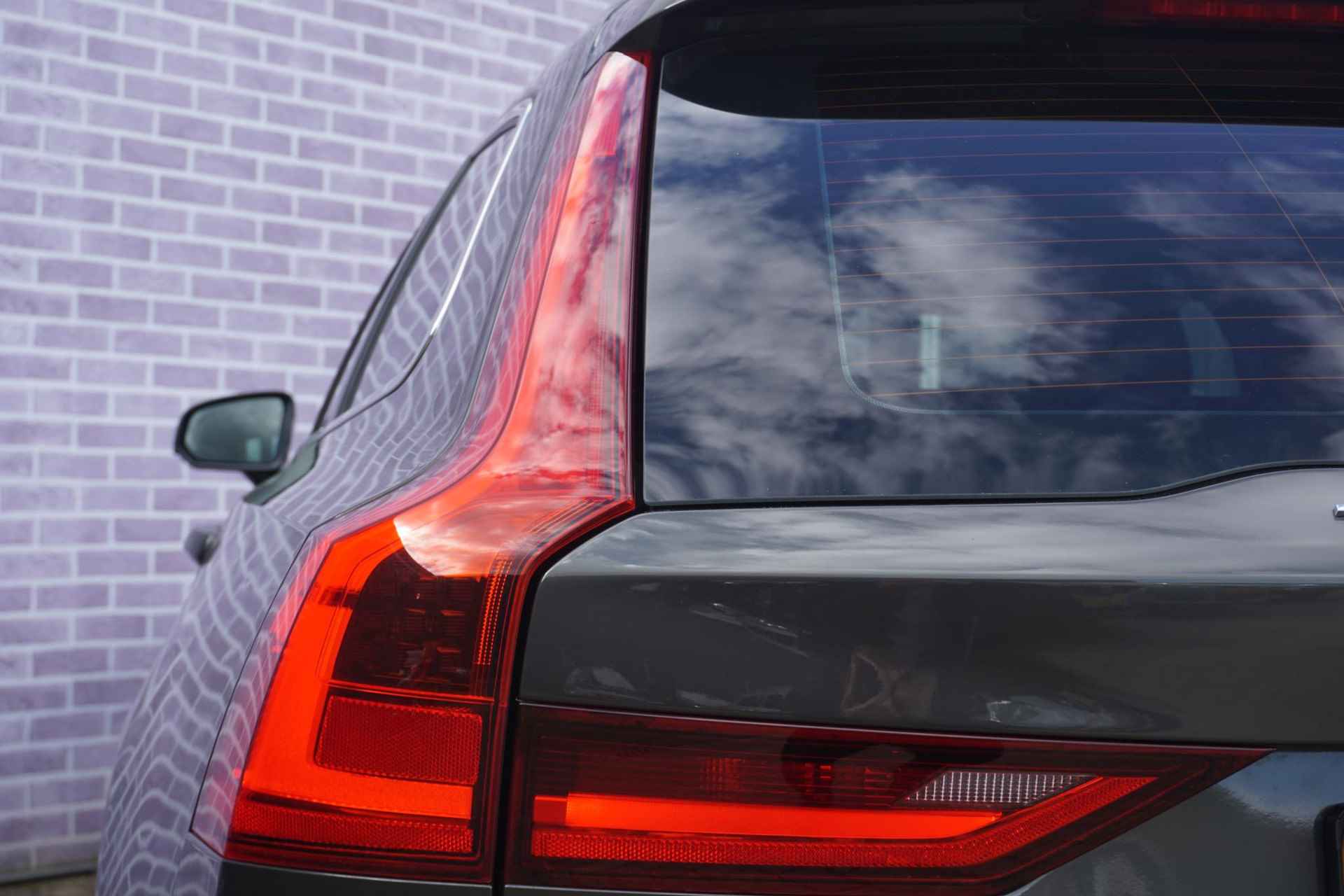 Volvo V90 2.0 T4 Momentum | 18"| LED | Blis | Adaptieve cruise control | verwarmde voorstoelen + stuurwiel verwarming | On call | Lederen interieur | Dealer onderhouden | - 6/35