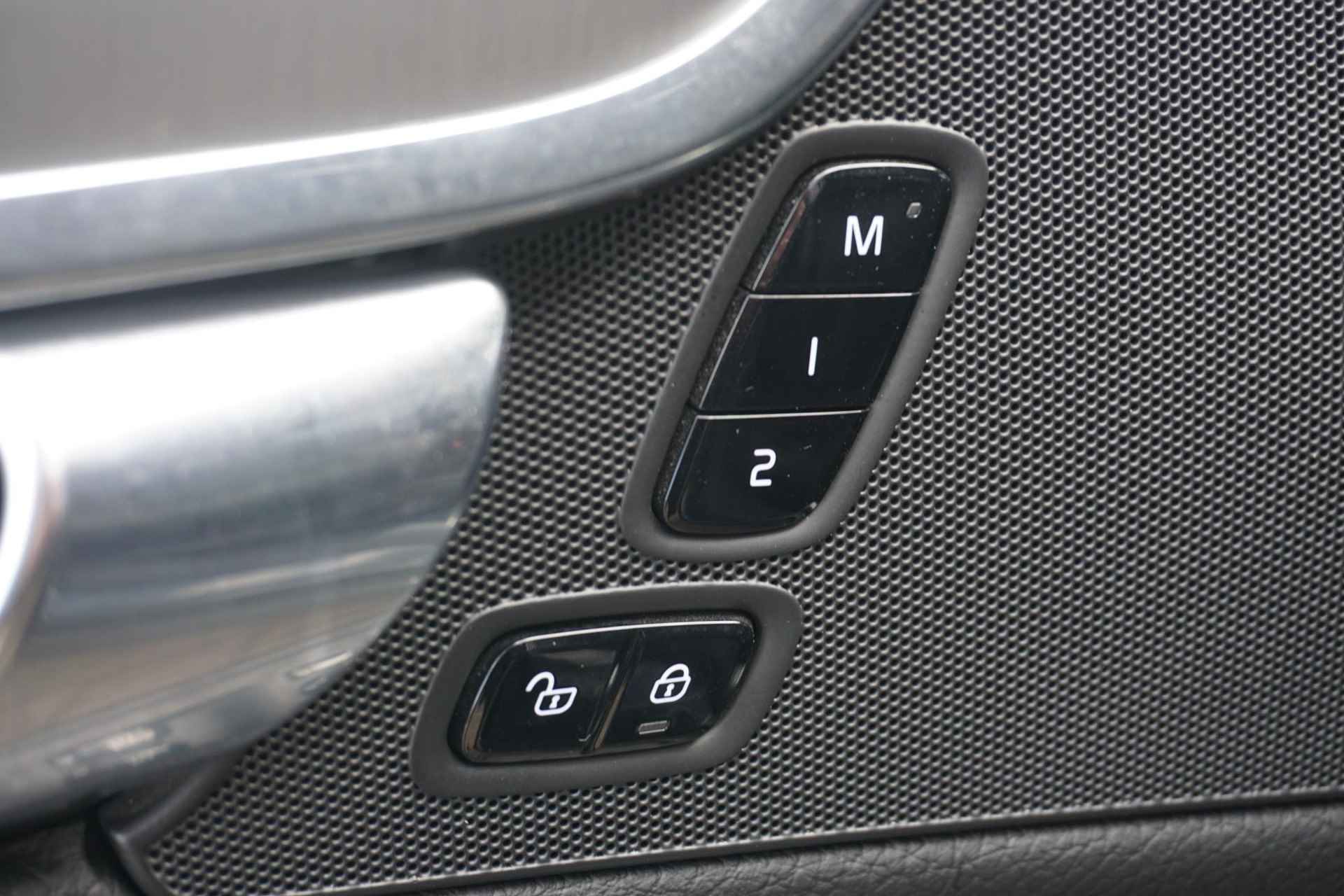 Volvo V90 2.0 T4 Momentum | 18"| LED | Blis | Adaptieve cruise control | verwarmde voorstoelen + stuurwiel verwarming | On call | Lederen interieur | Dealer onderhouden | - 11/35