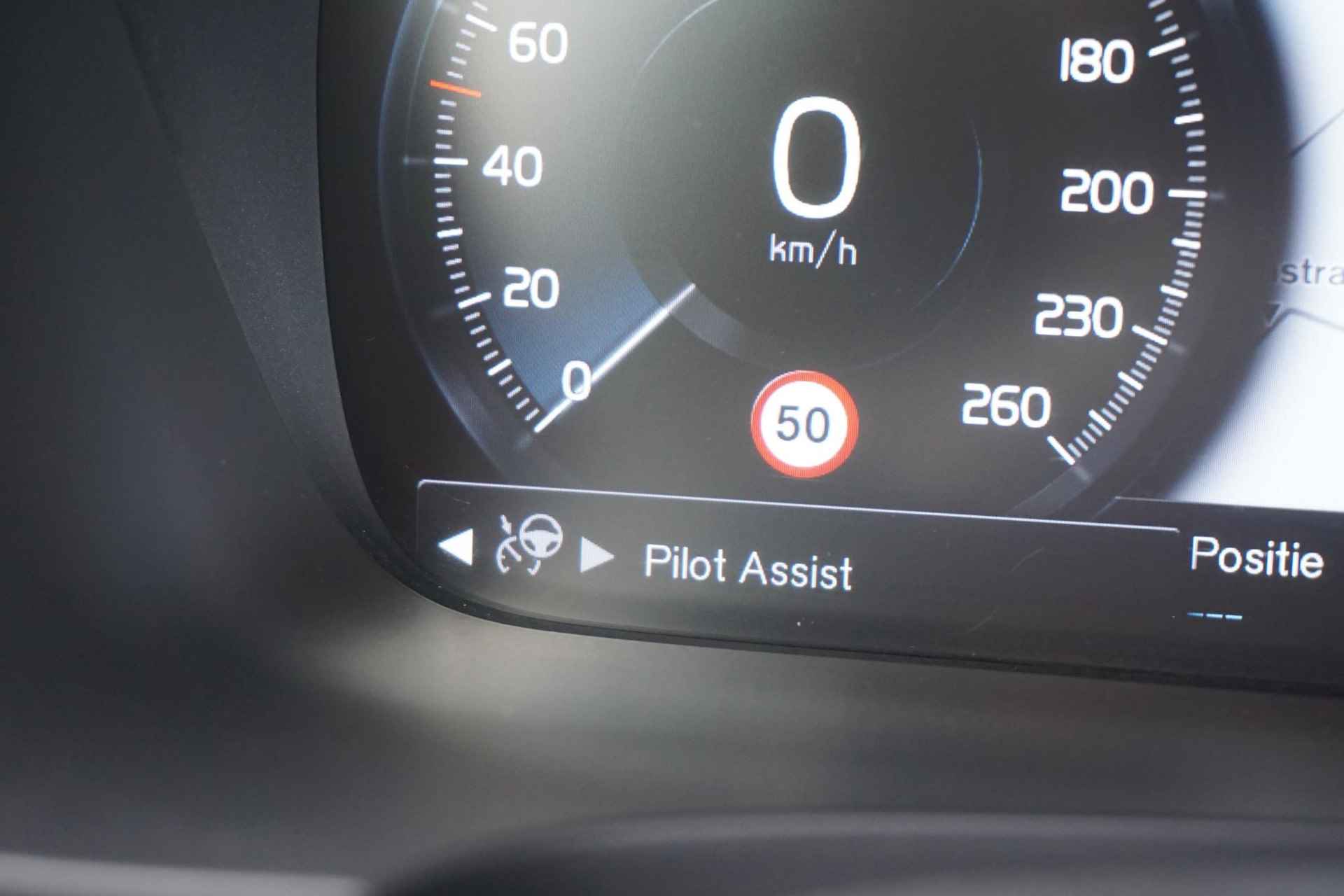 Volvo V90 2.0 T4 Momentum | 18"| LED | Blis | Adaptieve cruise control | verwarmde voorstoelen + stuurwiel verwarming | On call | Lederen interieur | Dealer onderhouden | - 14/35