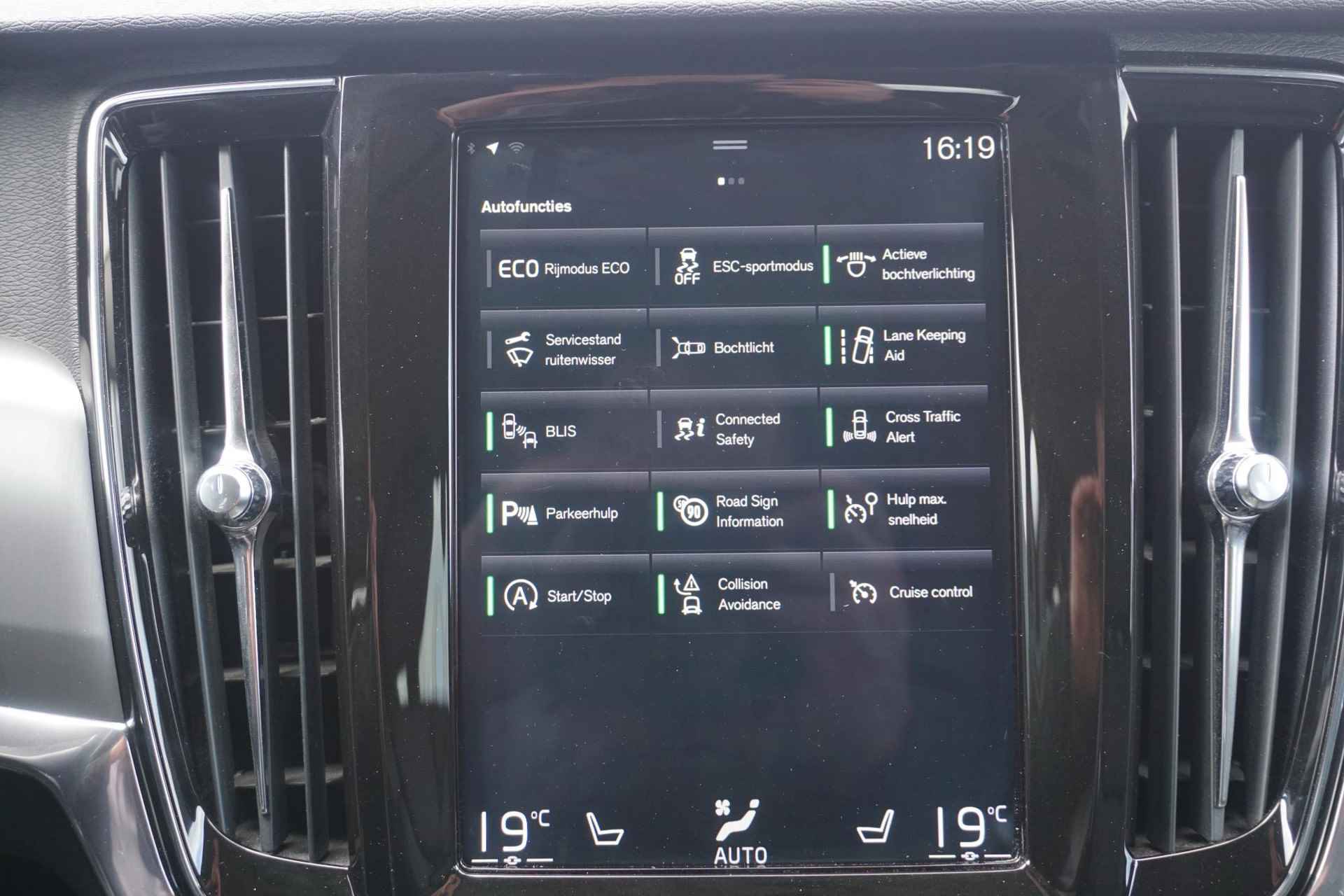 Volvo V90 2.0 T4 Momentum | 18"| LED | Blis | Adaptieve cruise control | verwarmde voorstoelen + stuurwiel verwarming | On call | Lederen interieur | Dealer onderhouden | - 20/35