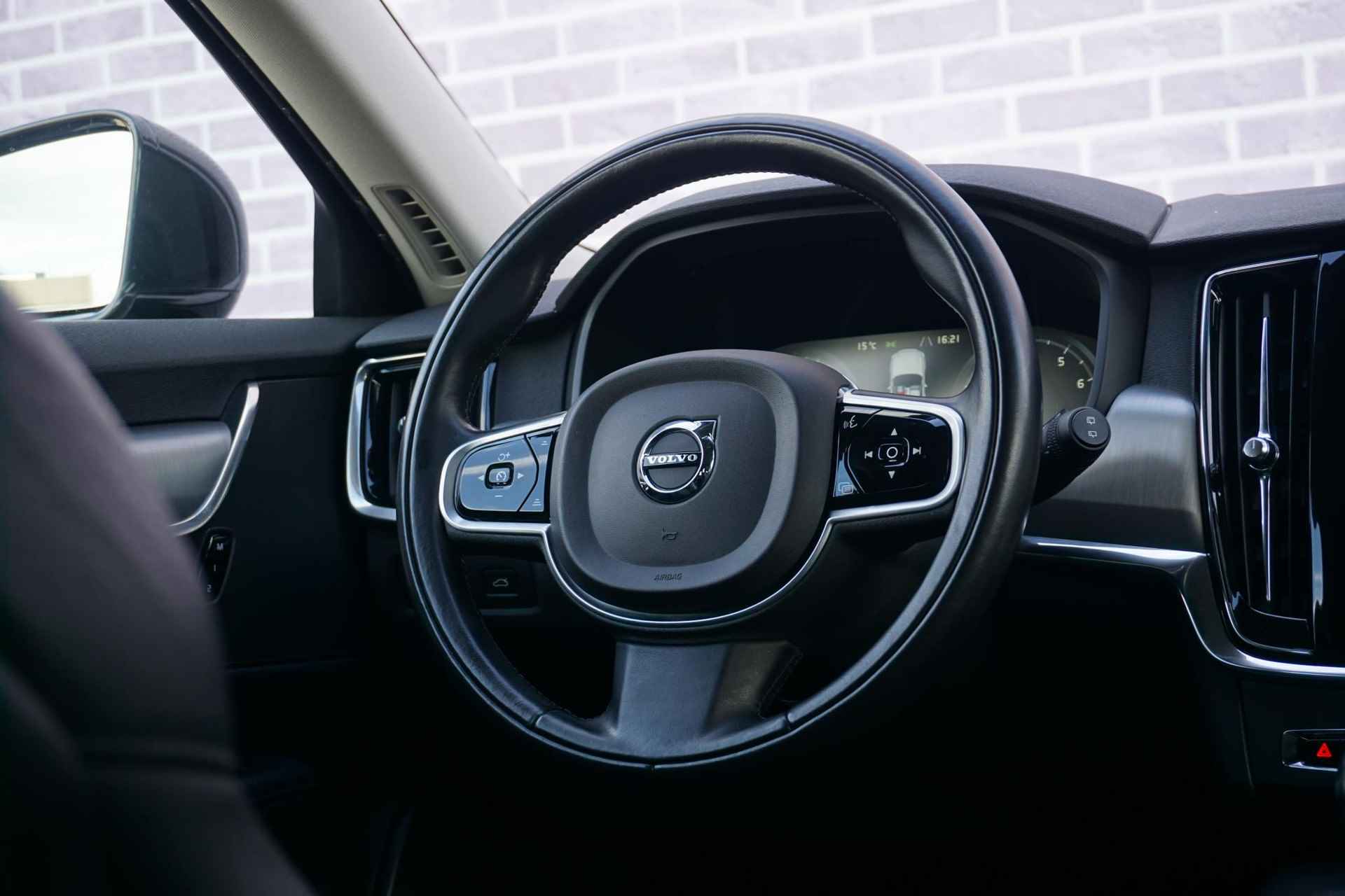 Volvo V90 2.0 T4 Momentum | 18"| LED | Blis | Adaptieve cruise control | verwarmde voorstoelen + stuurwiel verwarming | On call | Lederen interieur | Dealer onderhouden | - 30/35
