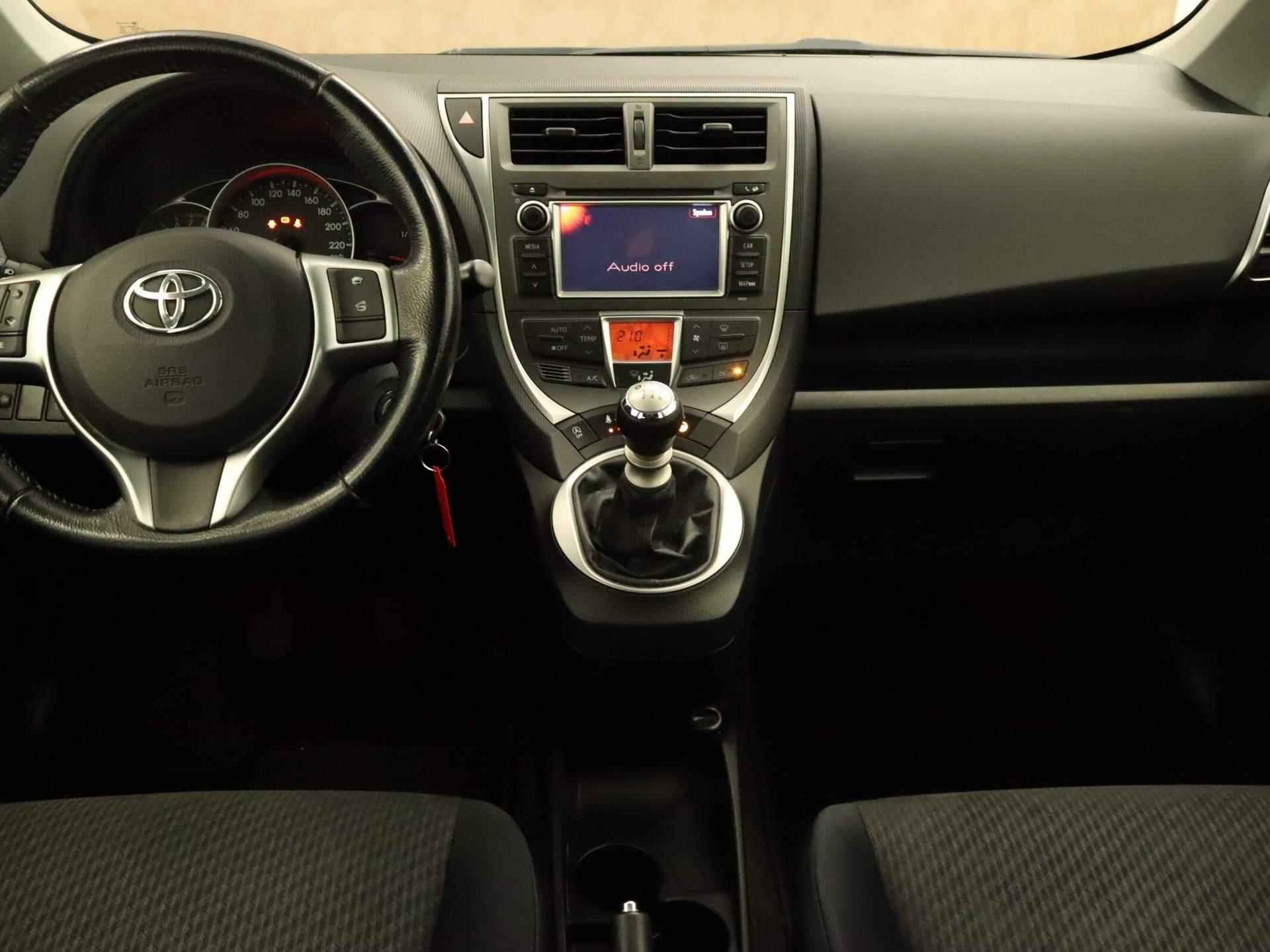 Toyota Verso-S 1.3 VVT-i Aspiration - ORIGINEEL NEDERLANDSE AUTO - LAGE KILOMETERSTAND - 2E EIGENAAR - POPULAIR MODEL - CLIMATE CONTROLE - NAVIGATIESYSTEEM - BLUETOOTH - STUURWIEL MULTIFUNCTIONEEL - 4/31