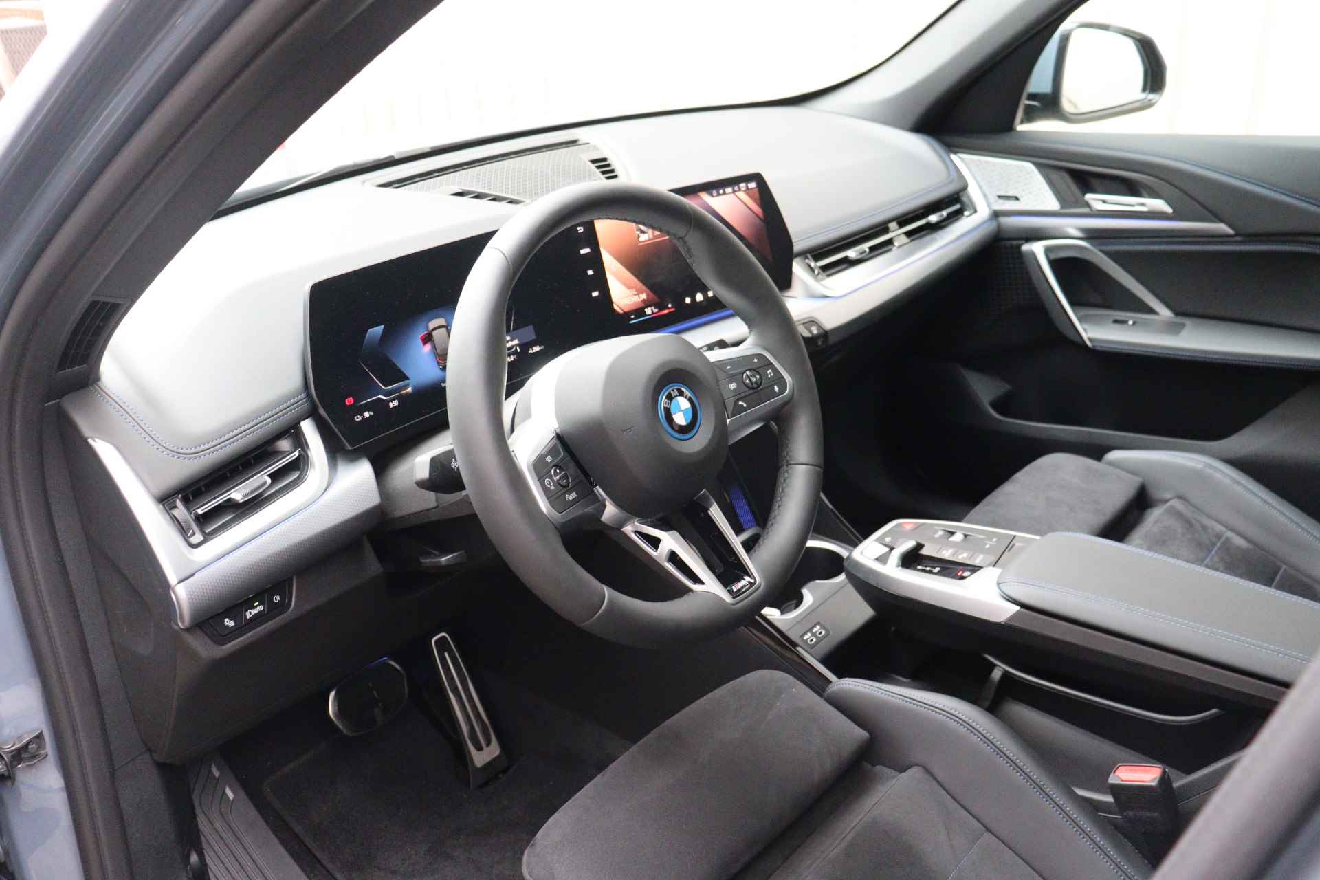 BMW iX1 eDrive20 M Sport 67 kWh / Panoramadak / Trekhaak / Sportstoelen / Adaptieve LED / Adaptief M Onderstel / Parking Assistant / Comfort Access / Harman-Kardon - 15/27