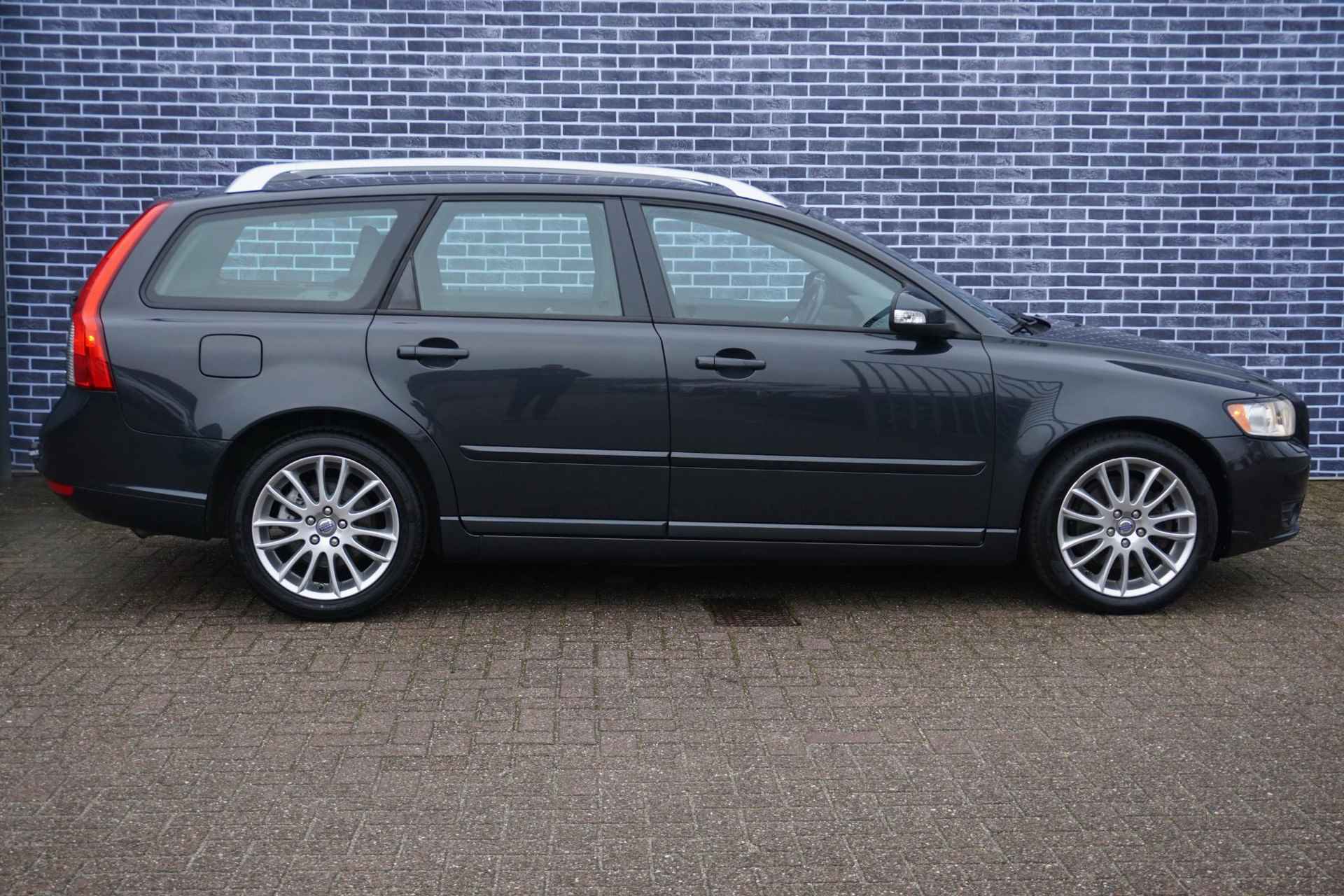 Volvo V50 2.4i Edition II 170PK | Trekhaak | Bluetooth | Parkeersensoren | Leder | Cruise Controle | High performance audio | - 12/26