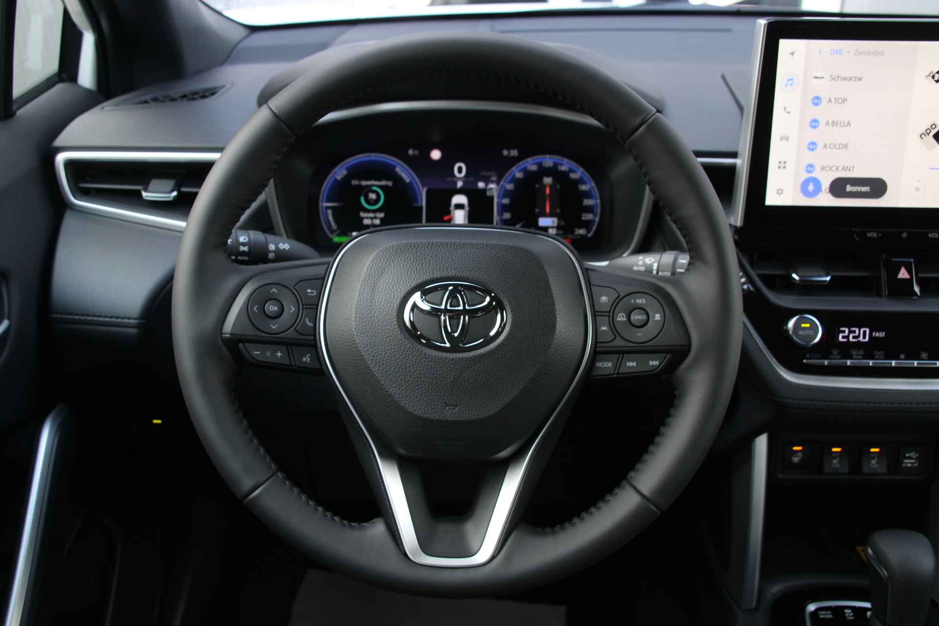 Toyota Corolla Cross 2.0 High Power Hybrid Dynamic | Direct leverbaar | Winterpakket | Navigatie | Full Led - 13/31