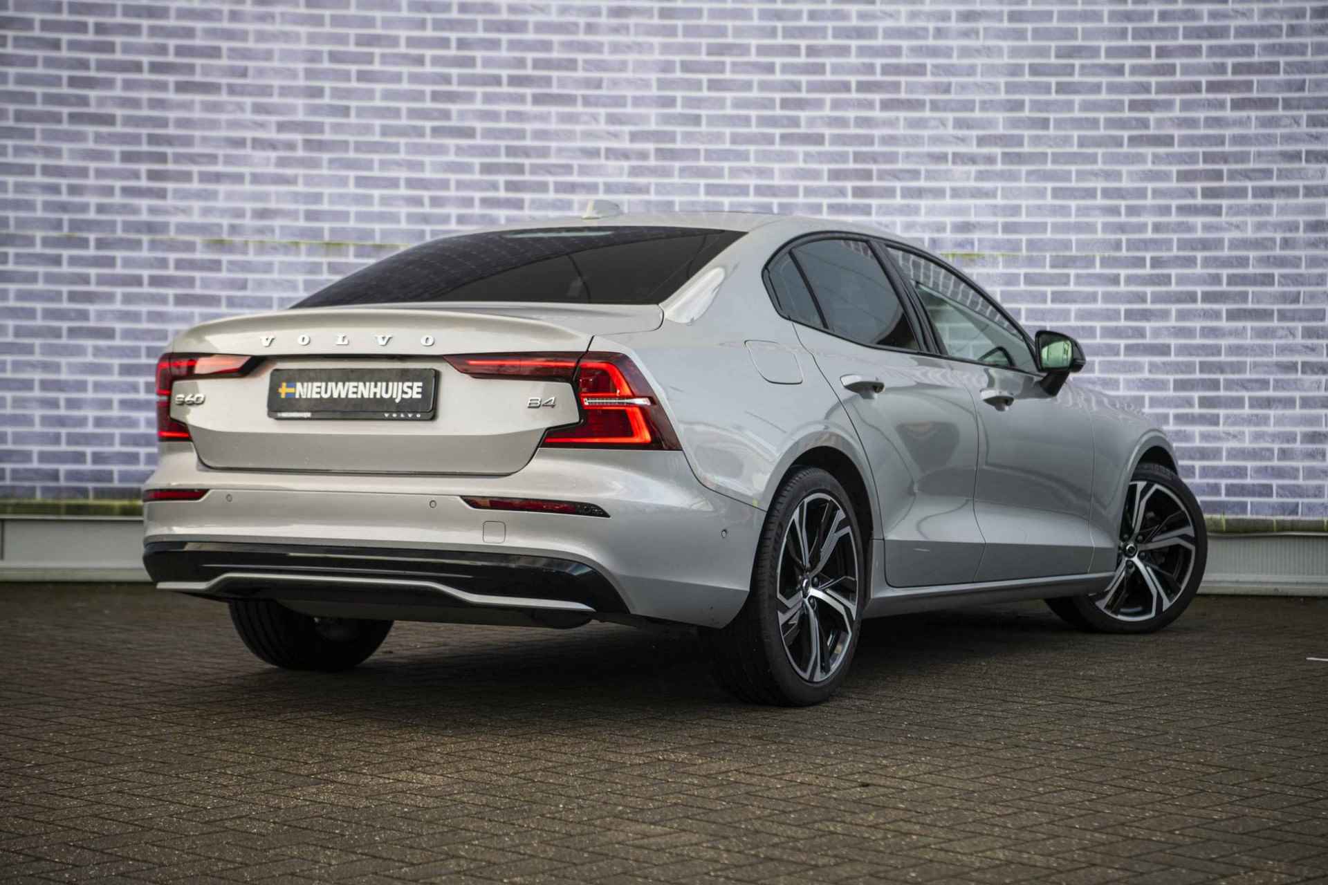 Volvo S60 2.0 B4 Ultimate Dark | Panoramadak | Head-up display | Adaptive cruise control | Stoel- en stuurverwarming | Harman & Kardon | Adaptieve LED koplampen - 3/40