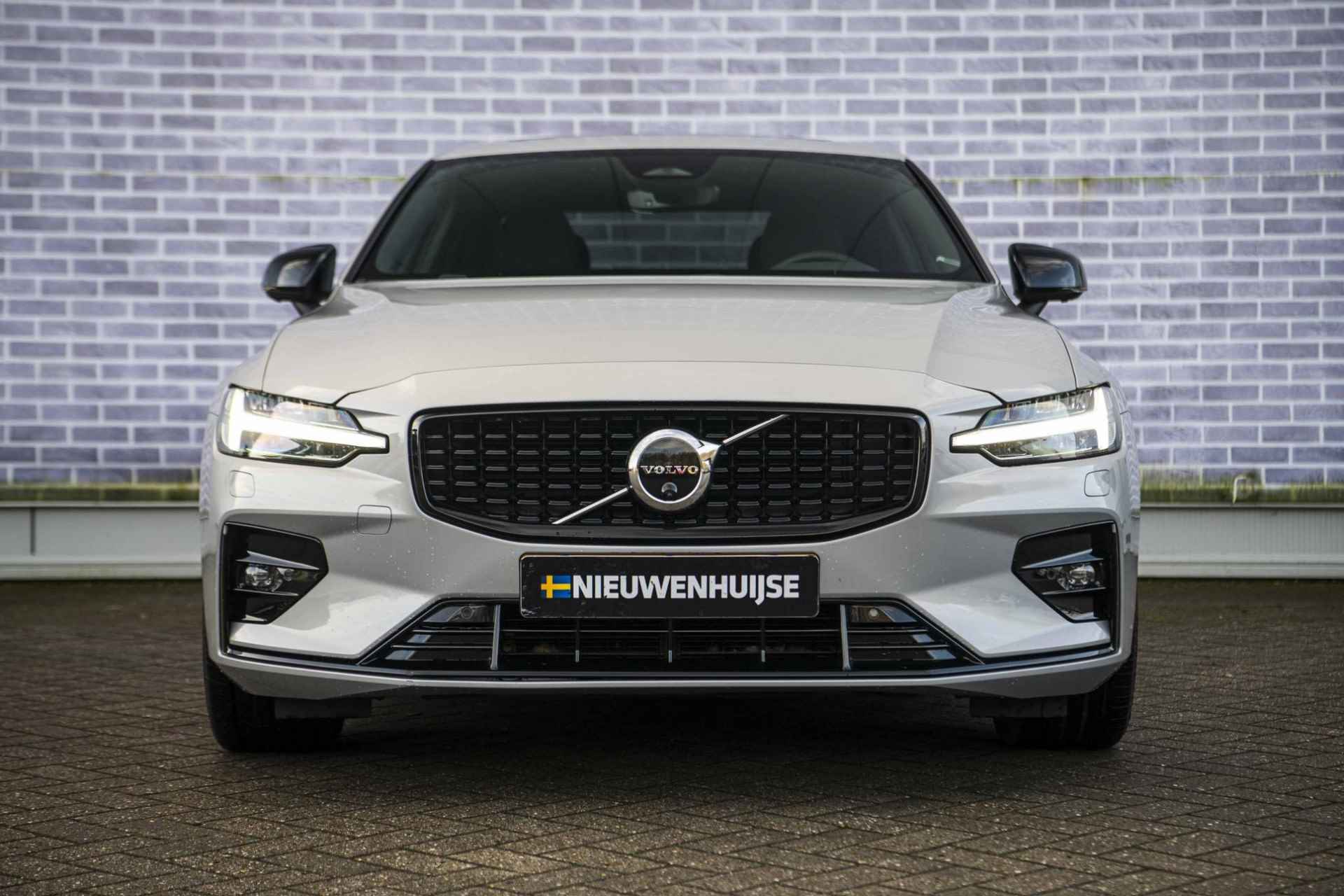 Volvo S60 2.0 B4 Ultimate Dark | Panoramadak | Head-up display | Adaptive cruise control | Stoel- en stuurverwarming | Harman & Kardon | Adaptieve LED koplampen - 10/40