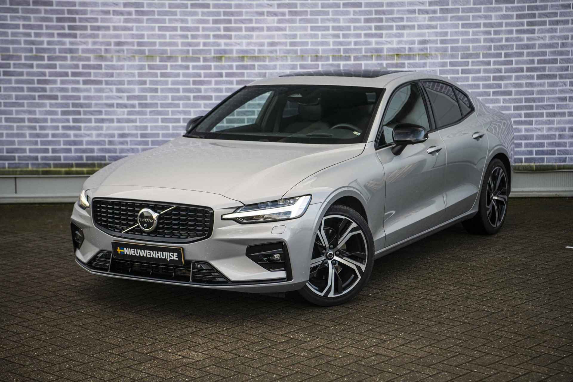 Volvo S60 2.0 B4 Ultimate Dark | Panoramadak | Head-up display | Adaptive cruise control | Stoel- en stuurverwarming | Harman & Kardon | Adaptieve LED koplampen - 16/40