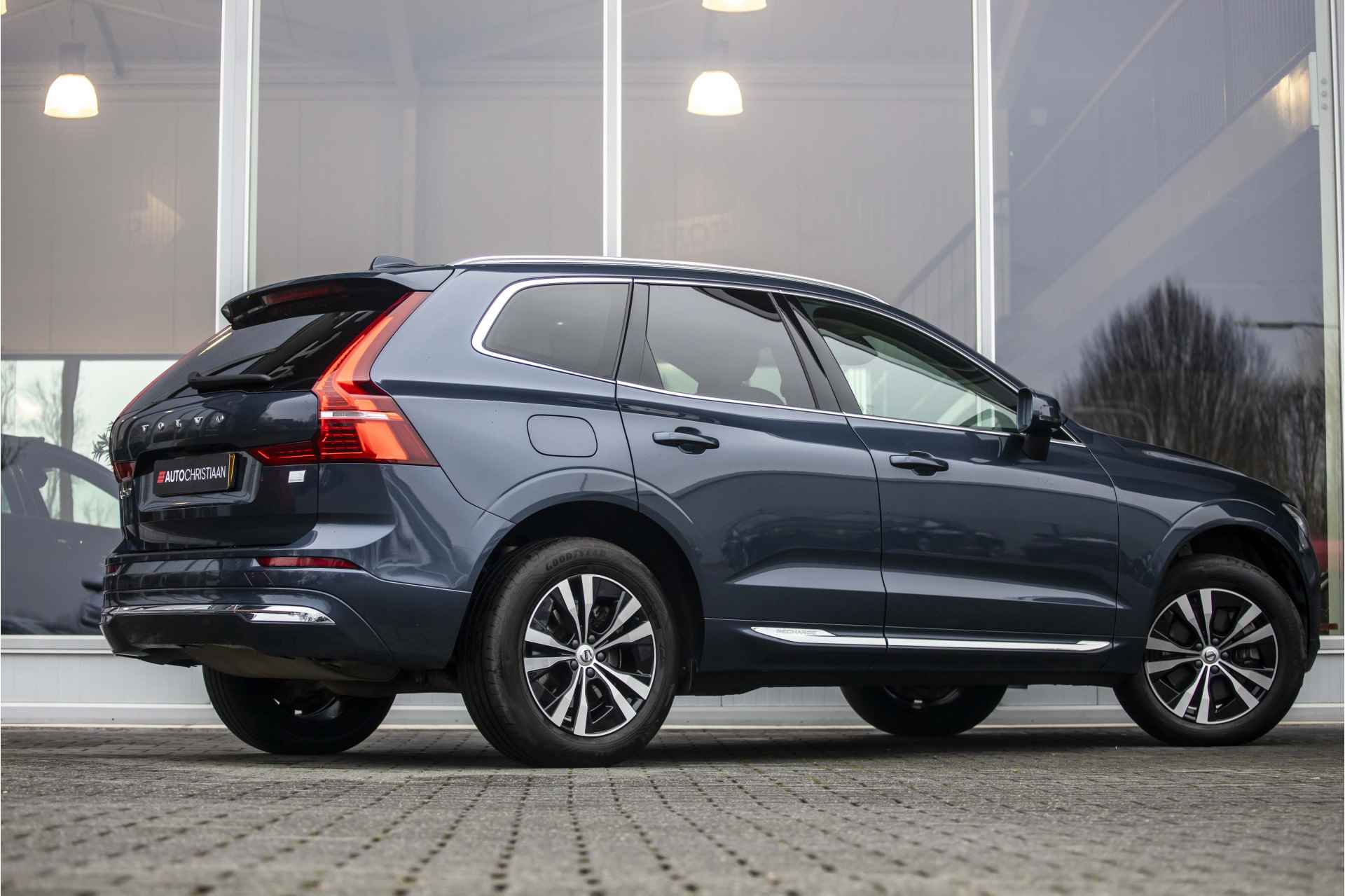 Volvo XC60 2.0 T6 Plug-in hybrid AWD Inscription | Pano | Camera | Volleder | LED - 2/42