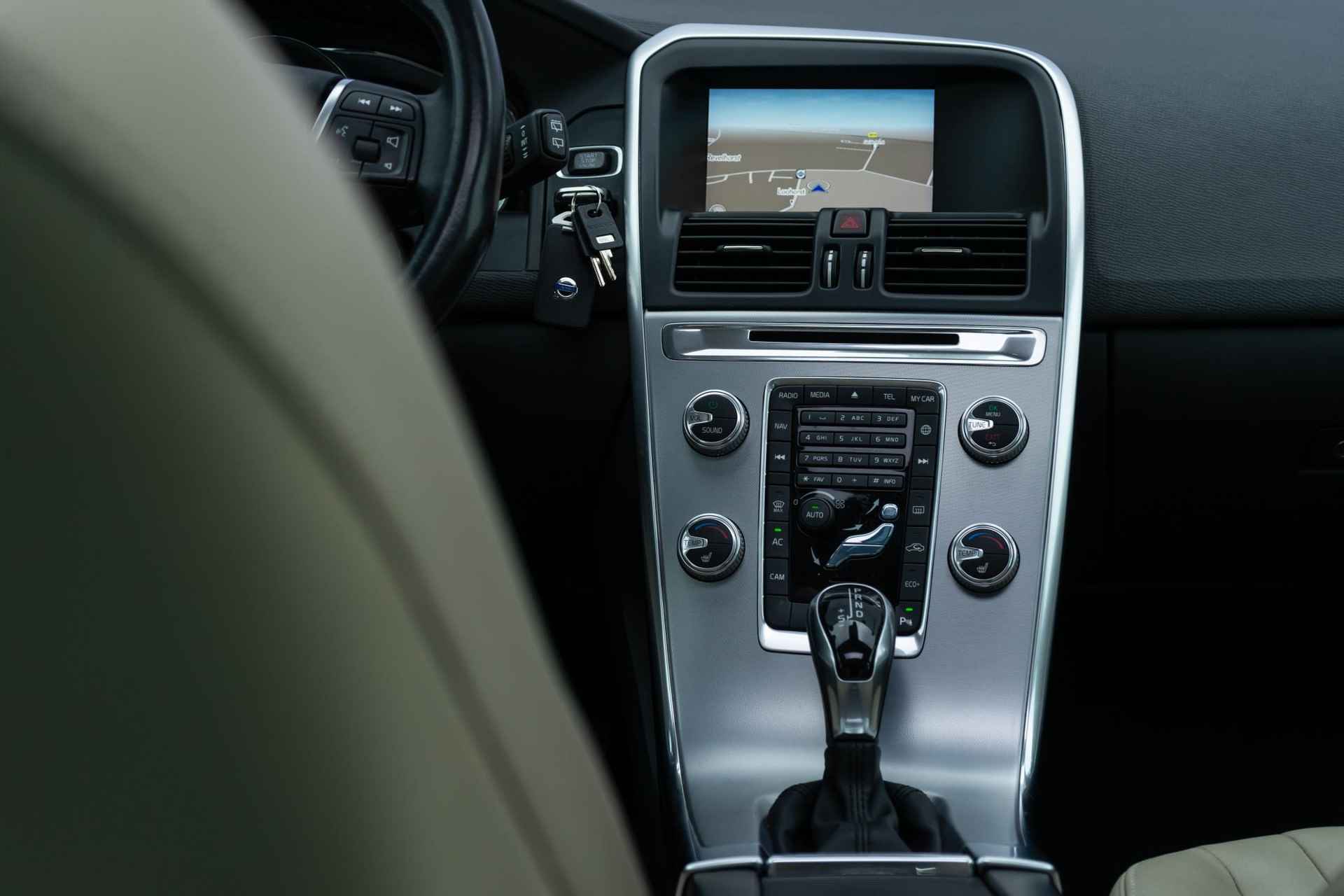Volvo XC60 T5 FWD Polar+ | Stoelverwarming | Schuif-/Kanteldak | Trekhaak | Elek. Achterklep | Navi | DAB | Park Assist + Camera | Memory | High Performance Audio | Standkachel - 14/22