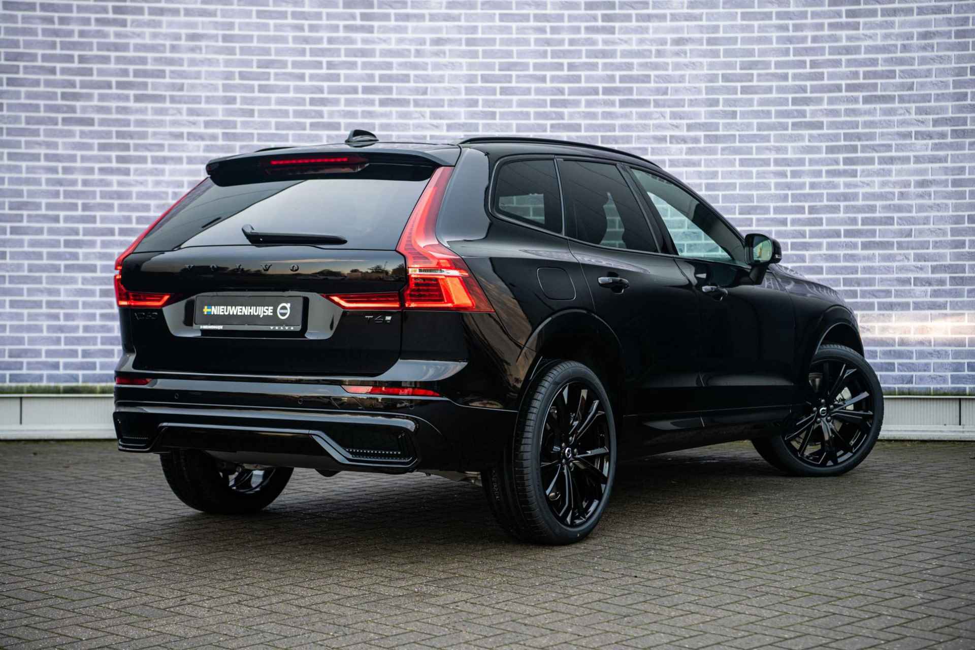 Volvo XC60 2.0 Recharge T6 AWD Plus Black Edition | Uit Voorraad Leverbaar l Harman Kardon l Power Seats l Driver Assist l Donker Glas l - 3/38