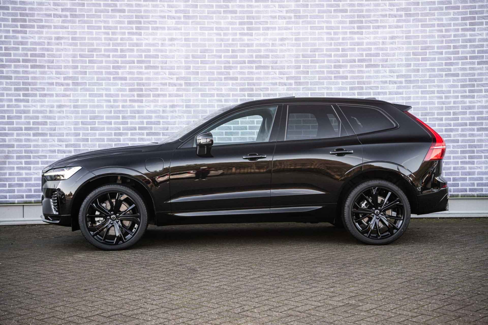 Volvo XC60 2.0 Recharge T6 AWD Plus Black Edition | Uit Voorraad Leverbaar l Harman Kardon l Power Seats l Driver Assist l Donker Glas l - 5/38