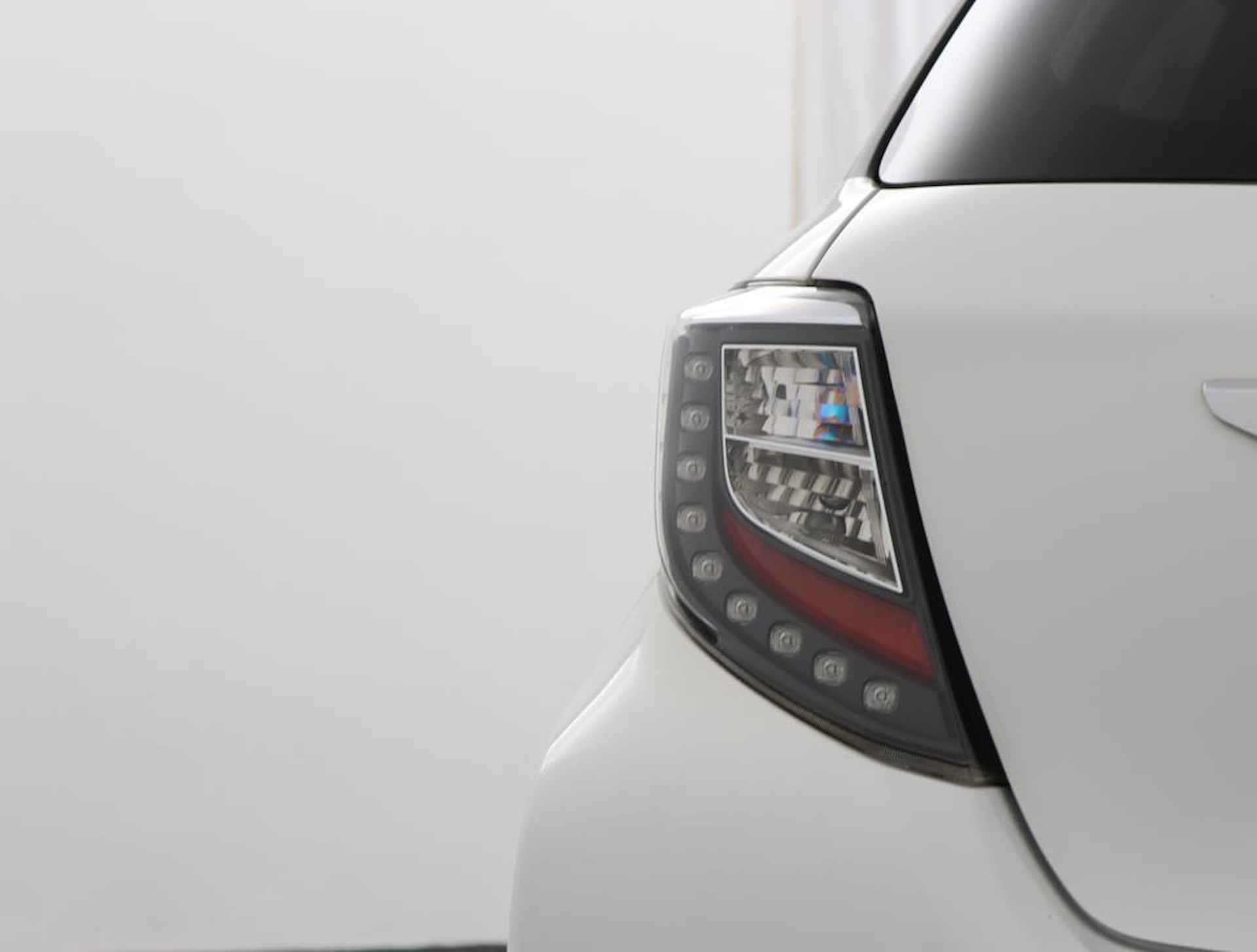 Toyota Yaris 1.5 Full Hybrid Aspiration | Climate control | Parkeercamera | Keyless entry en start | Lichtmetalen velgen | - 40/55